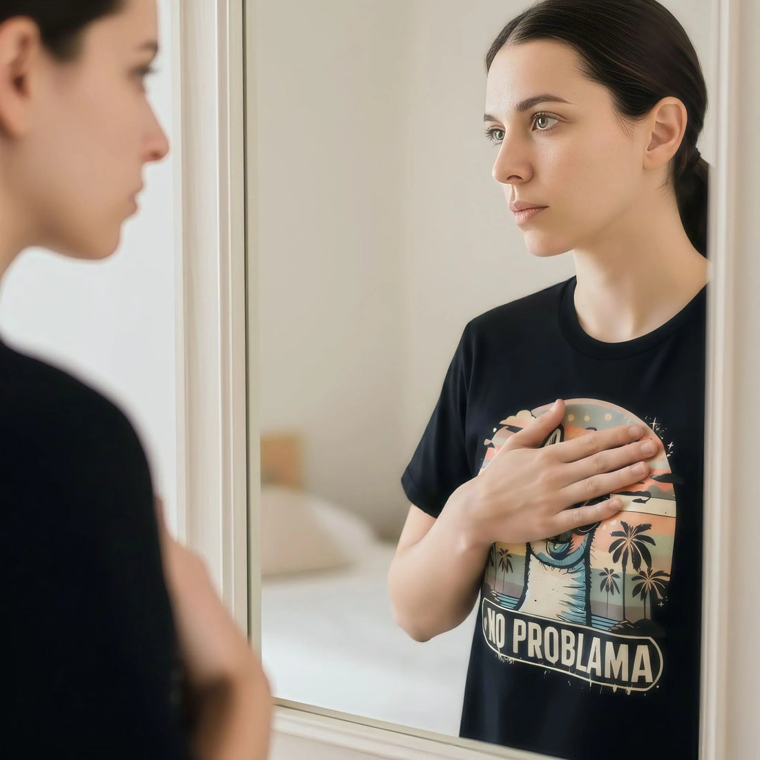 Person betrachtet ihr Statement-T-Shirt im Spiegel und findet einen Moment der Klarheit und Gelassenheit, um Stress abzubauen.