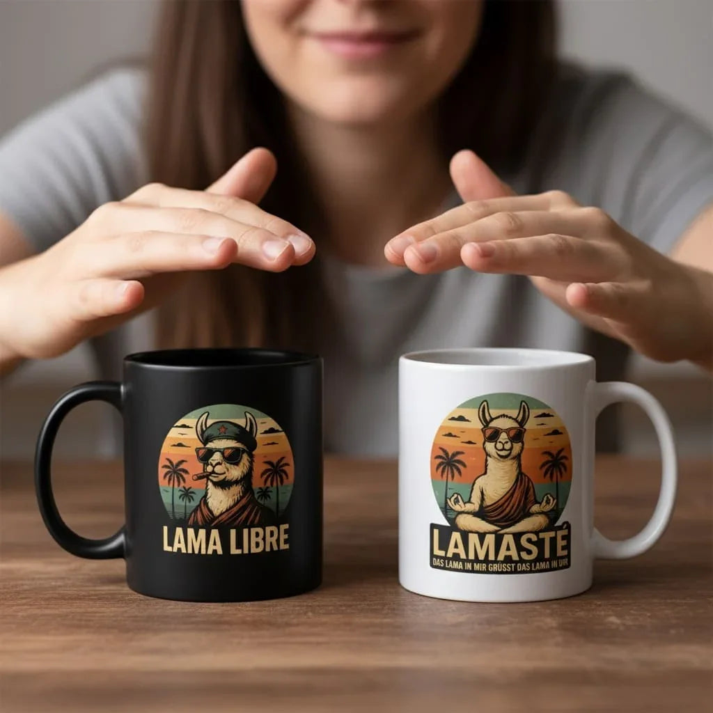 Person wählt zwischen einer schwarzen 'Lama Libre' und einer weißen 'Lamasté' Statement-Tasse für ihr Morgenritual.