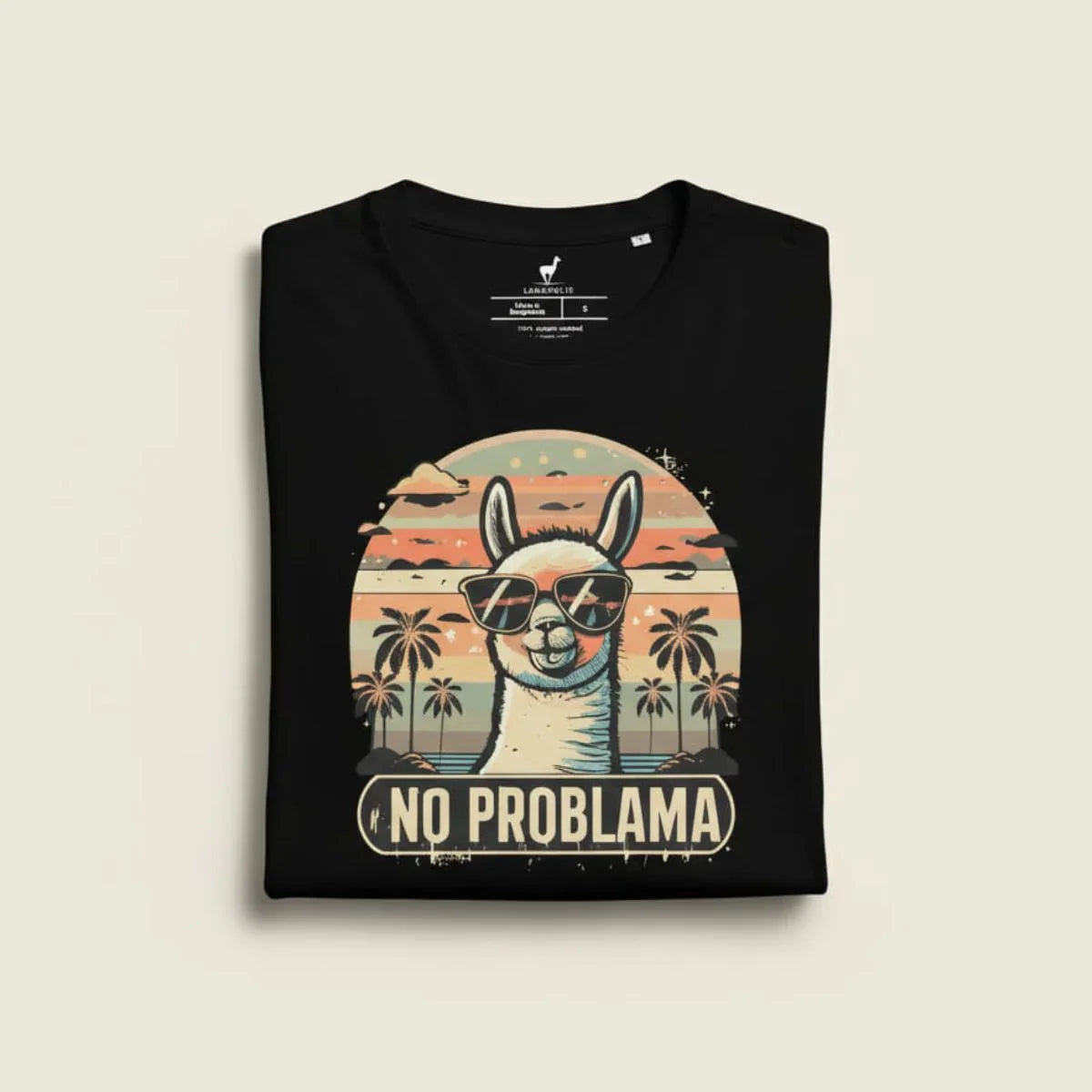 Ein schwarzes Statement-T-Shirt mit dem "No Problama"-Spruch, minimalistisch auf einem cremefarbenen Hintergrund für die Lamaholic-Kollektion arrangiert.