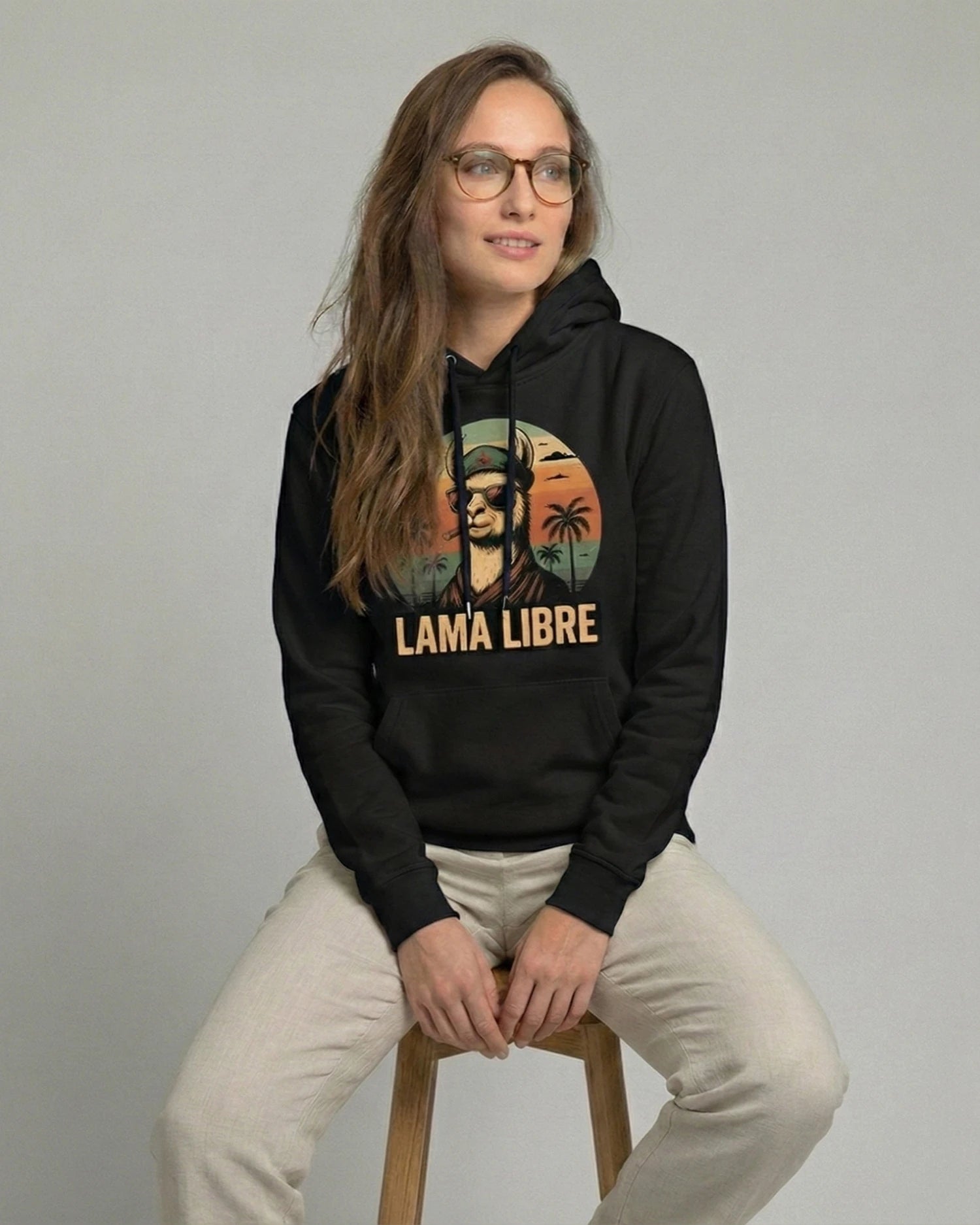 Lama Libre Statement Hoodie in Schwarz frontal. Ein bequemer Kapuzenpullover für Damen aus Bio-Baumwolle, ideal für Freigeister und als Geschenkidee.