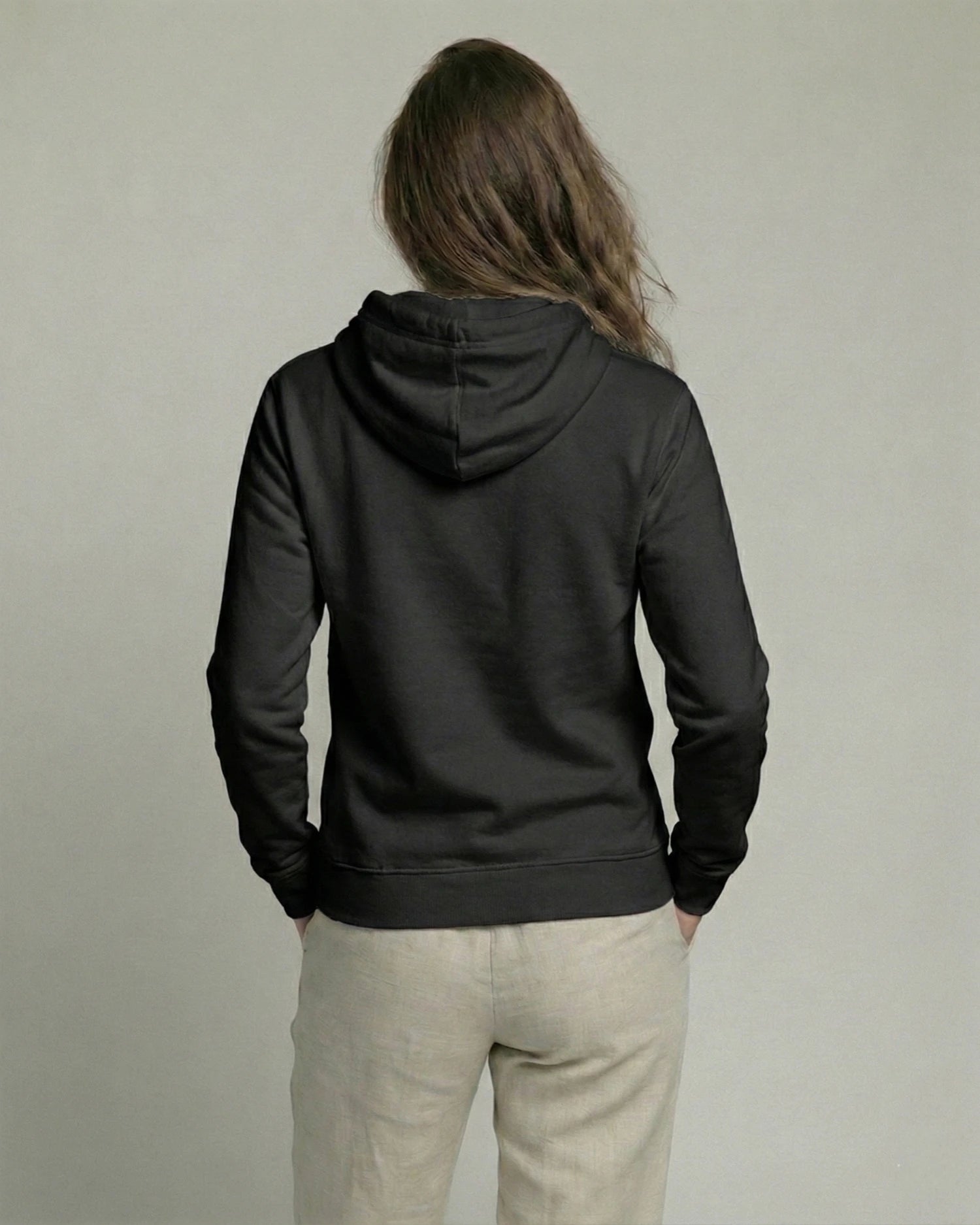 Lama Libre Statement Hoodie in Schwarz Rückansicht. Ein bequemer Kapuzenpullover für Damen aus Bio-Baumwolle, ideal für Freigeister und als Geschenkidee.
