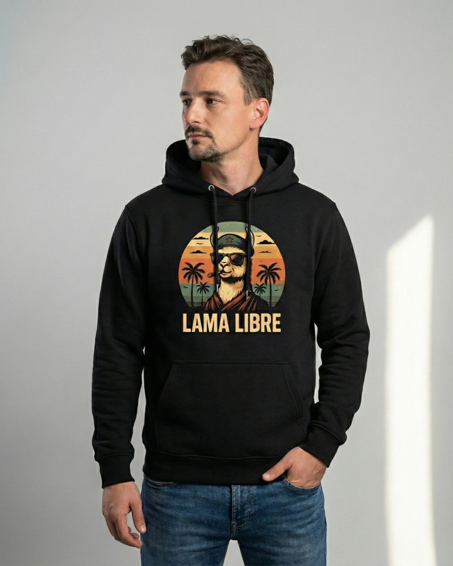 Lama Libre Statement Hoodie in Schwarz frontal. Ein bequemer Kapuzenpullover für Herren aus Bio-Baumwolle, ideal für Freigeister und als Geschenkidee.