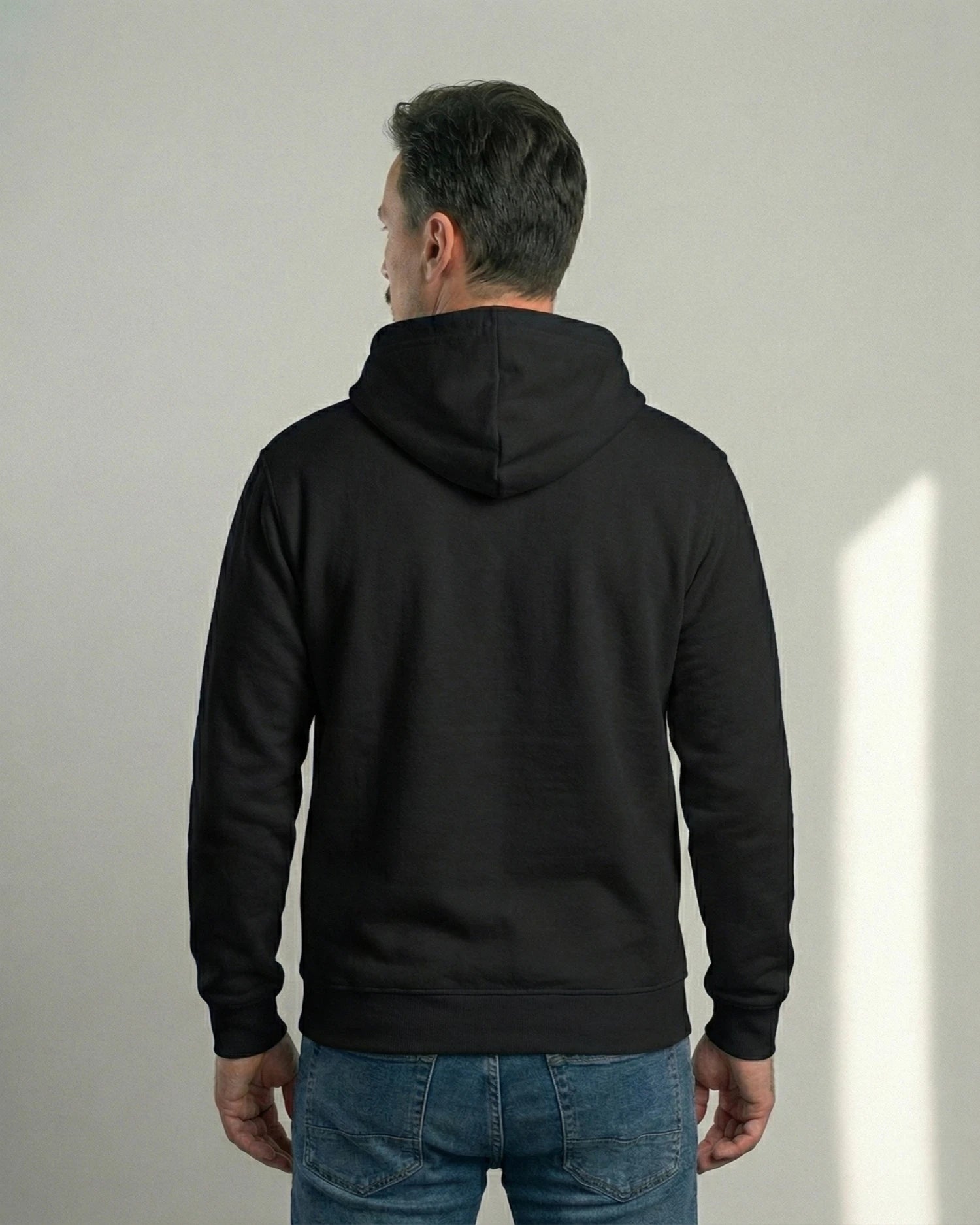 Lama Libre Statement Hoodie in Schwarz Rückansicht. Ein bequemer Kapuzenpullover für Herren aus Bio-Baumwolle, ideal für Freigeister und als Geschenkidee.