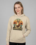 Lamaste Hoodie in Desert-dust, für Damen in Frontalansicht. gemütlicher Hoodie, Lama Hoodie, Zen Lama Grafik.