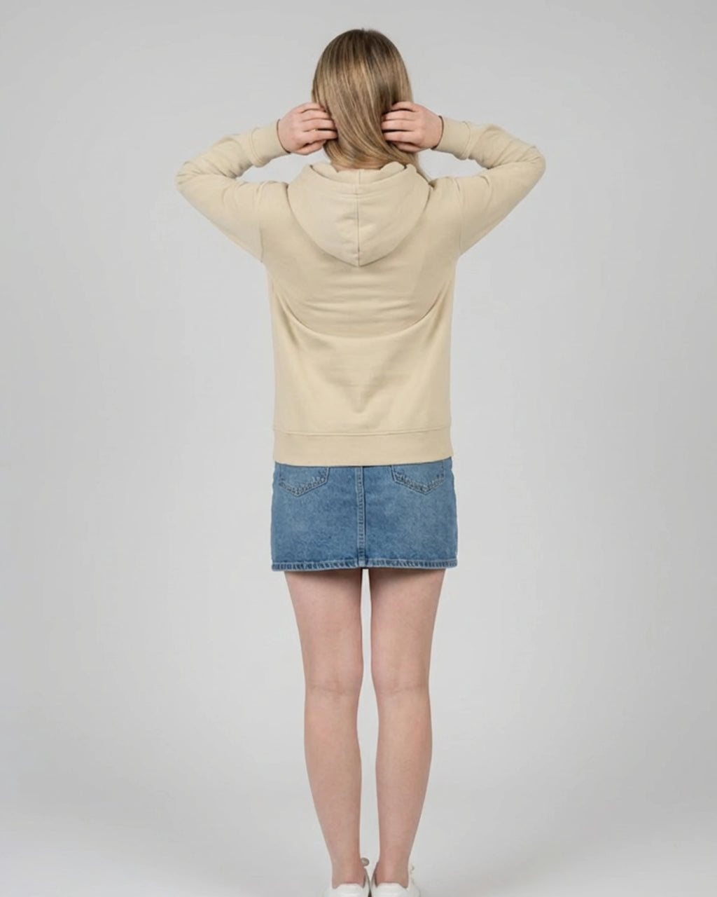 Lamaste Hoodie in Desert-dust, für Damen in Rückenansicht. Lama Hoodie, Yoga Bekleidung, Lamasté Spruch.