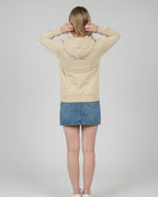 Lamaste Hoodie in Desert-dust, für Damen in Rückenansicht. Lama Hoodie, Yoga Bekleidung, Lamasté Spruch.