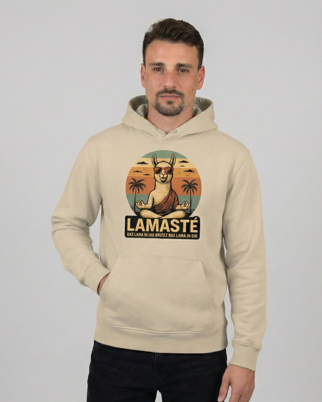Lamaste Hoodie in Desert-dust, für Herren in Frontalansicht. gemütlicher Hoodie, Achtsamkeit Hoodie, Lamasté Spruch.