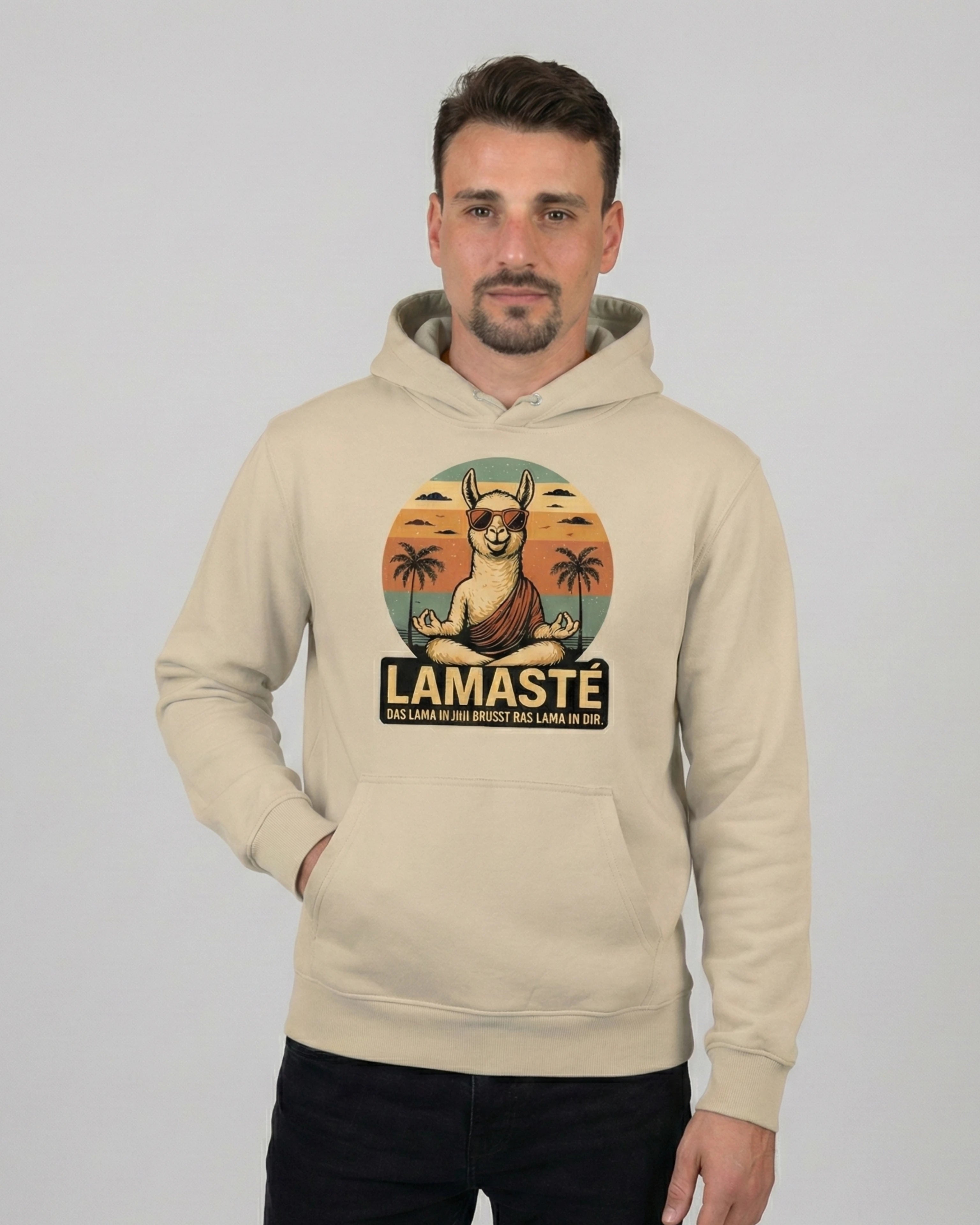 Lamaste Hoodie in Desert-dust, für Herren in Frontalansicht. gemütlicher Hoodie, Achtsamkeit Hoodie, Lamasté Spruch.