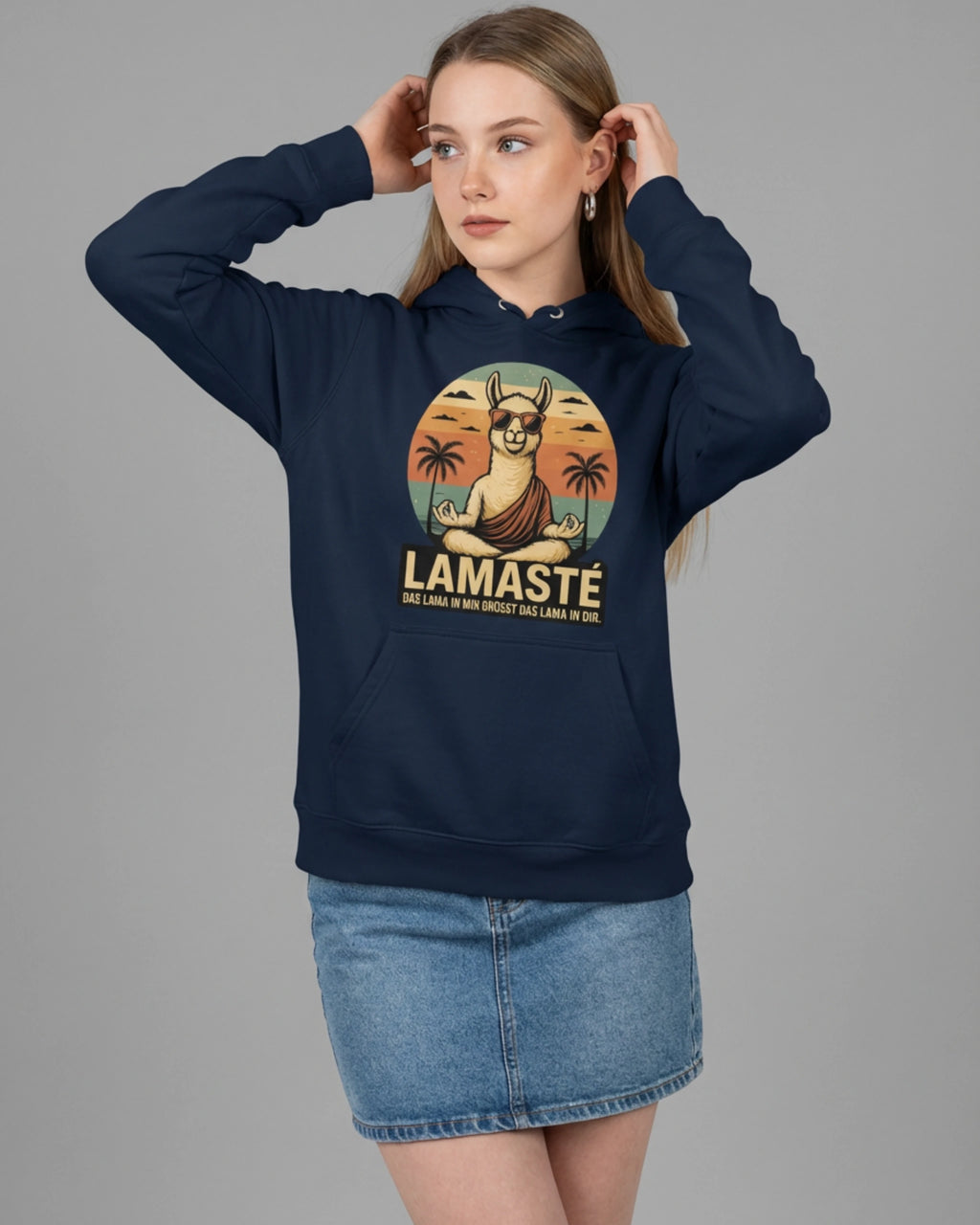 Lamaste Hoodie in French-Navy, für Damen in Frontalansicht. Spiritueller Yoga Hoodie Lamasté, Bio-Baumwolle Hoodie, Ommm...