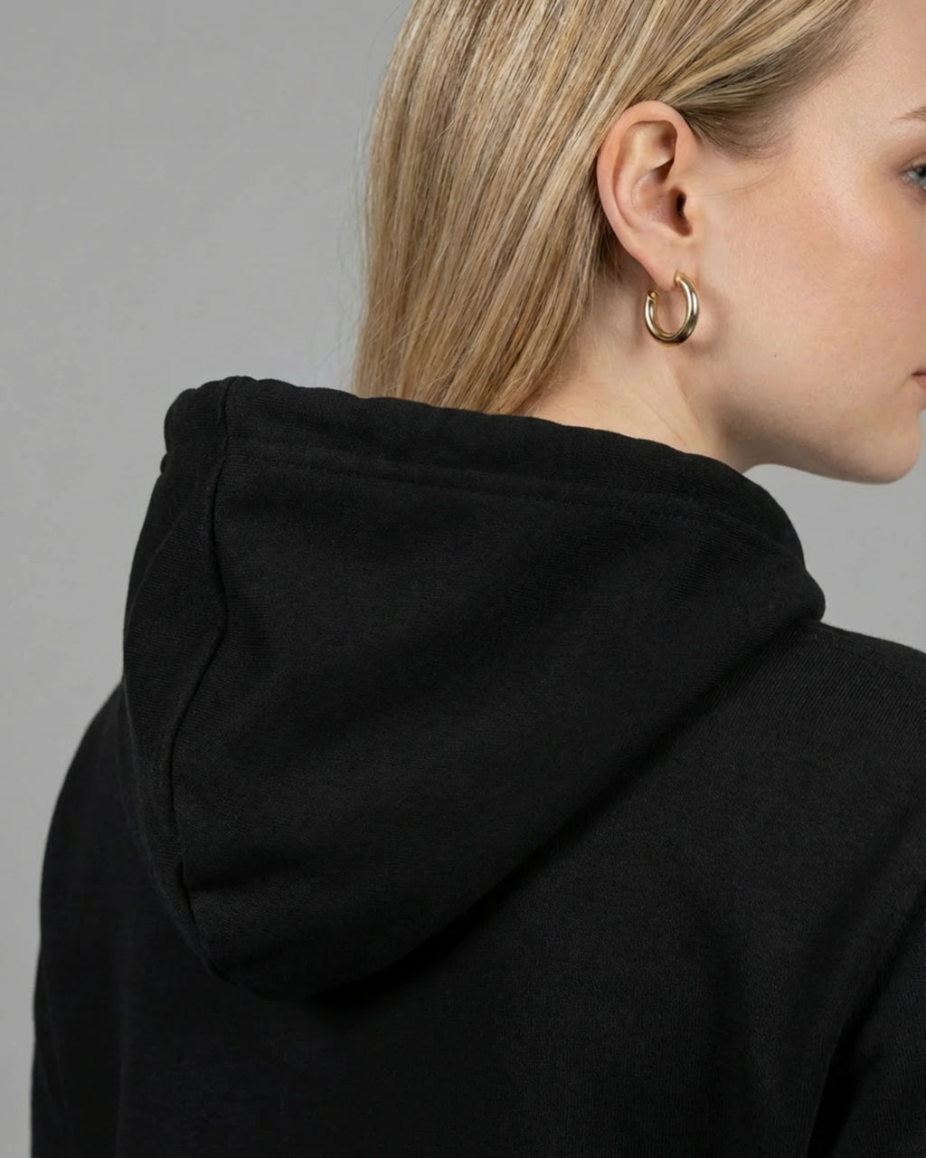 Lamaste Hoodie in Schwarz, Detailansicht Kapuze. Achtsamkeit Hoodie, Bio-Baumwolle Hoodie, Zen Lama Grafik.