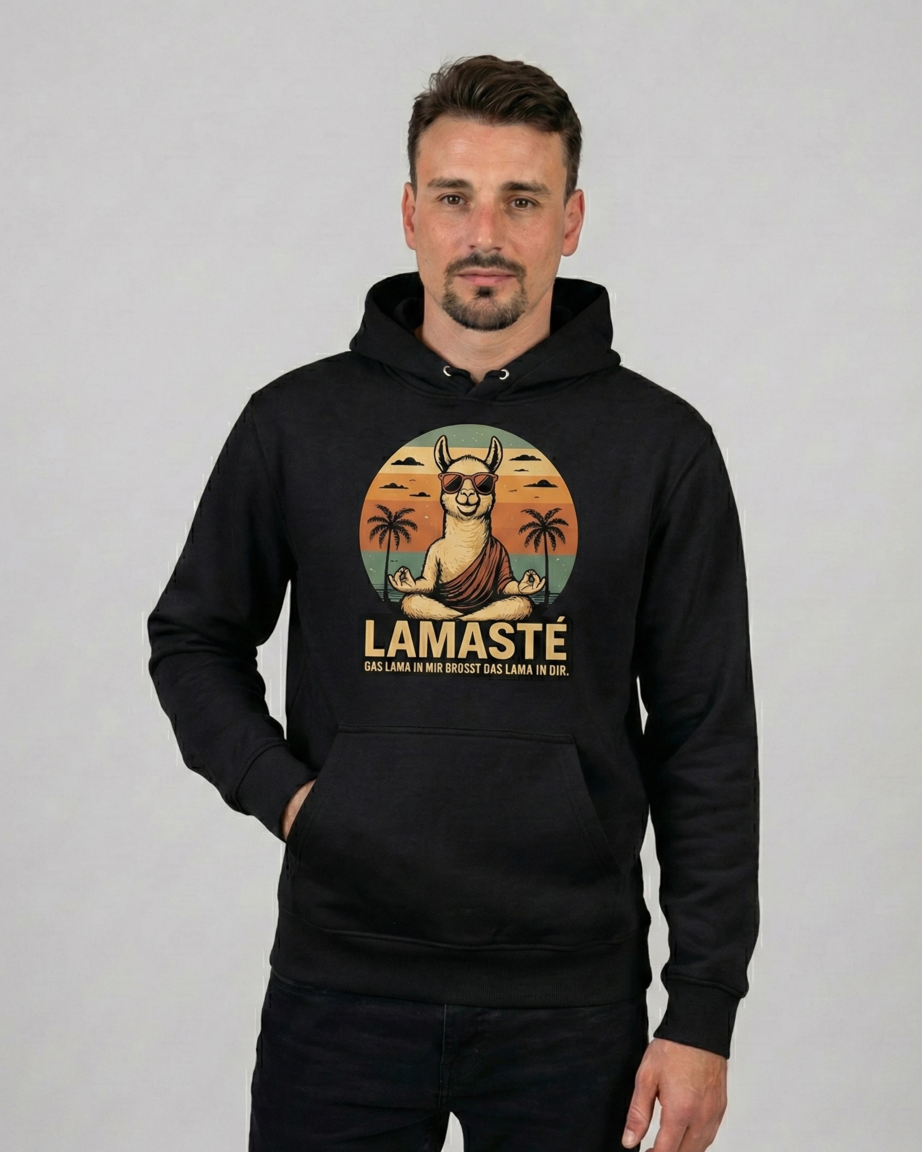 Lamaste Hoodie in Schwarz, für Herren in Frontalansicht. Yoga Bekleidung, Zen Hoodie, Gelassenheit Design.