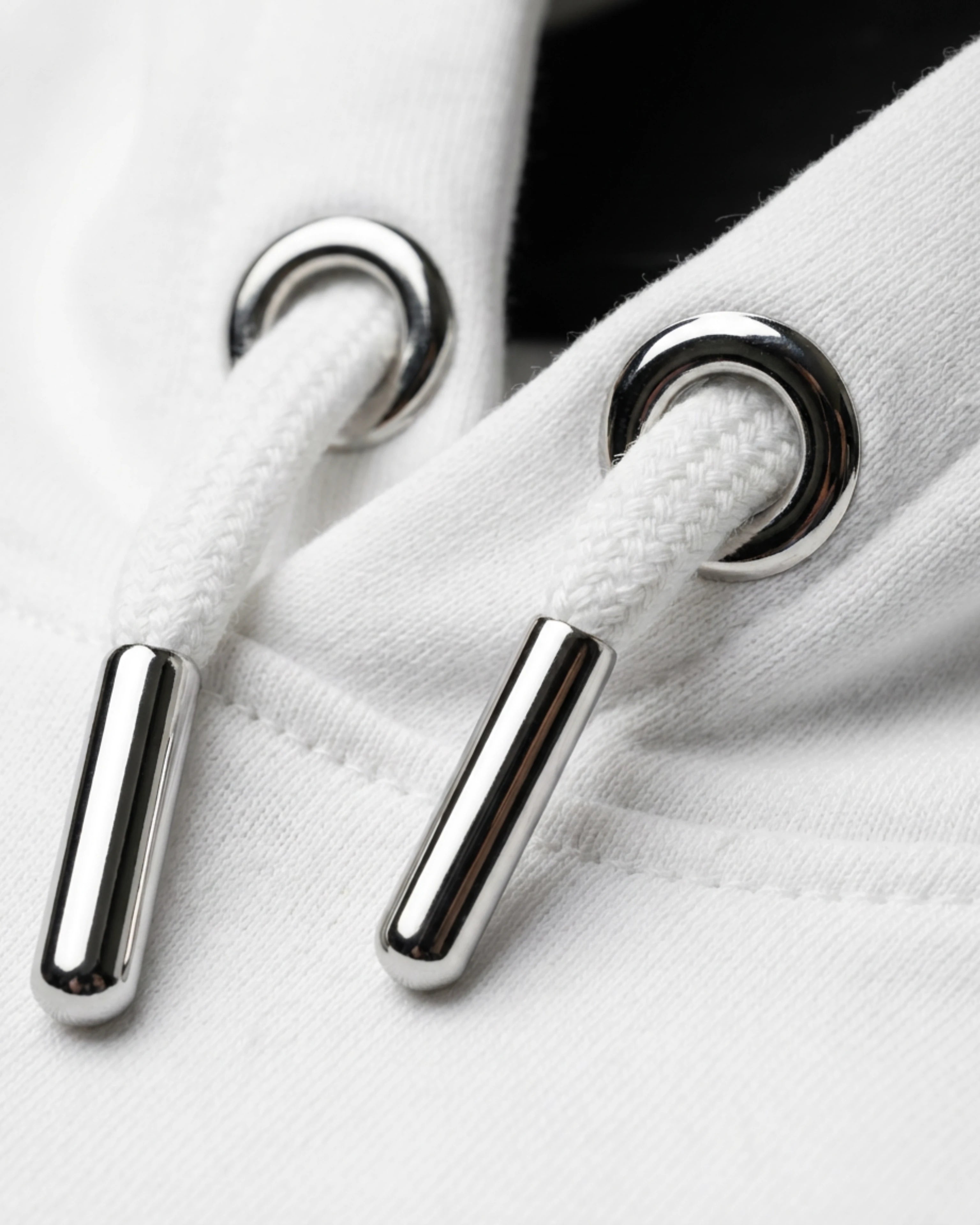 Lamaste Hoodie in Weiss, Detailansicht des Drucks mit hochwertigem Design und klaren Linien. Lama Hoodie, kuscheliger Ho...