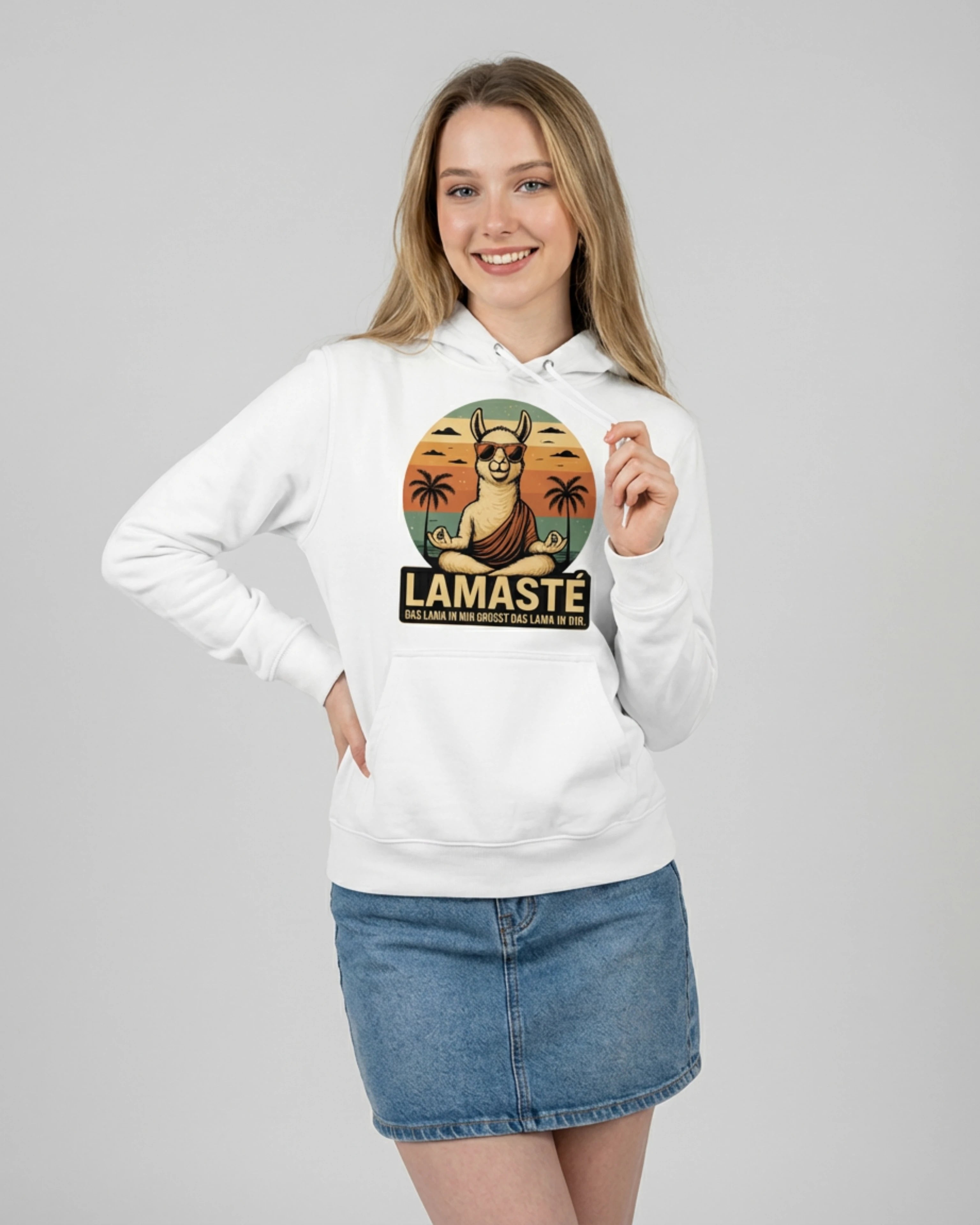 Lamaste Hoodie in Weiss, für Damen in Frontalansicht. gemütlicher Hoodie, entspannter Hoodie, Lamasté Spruch.