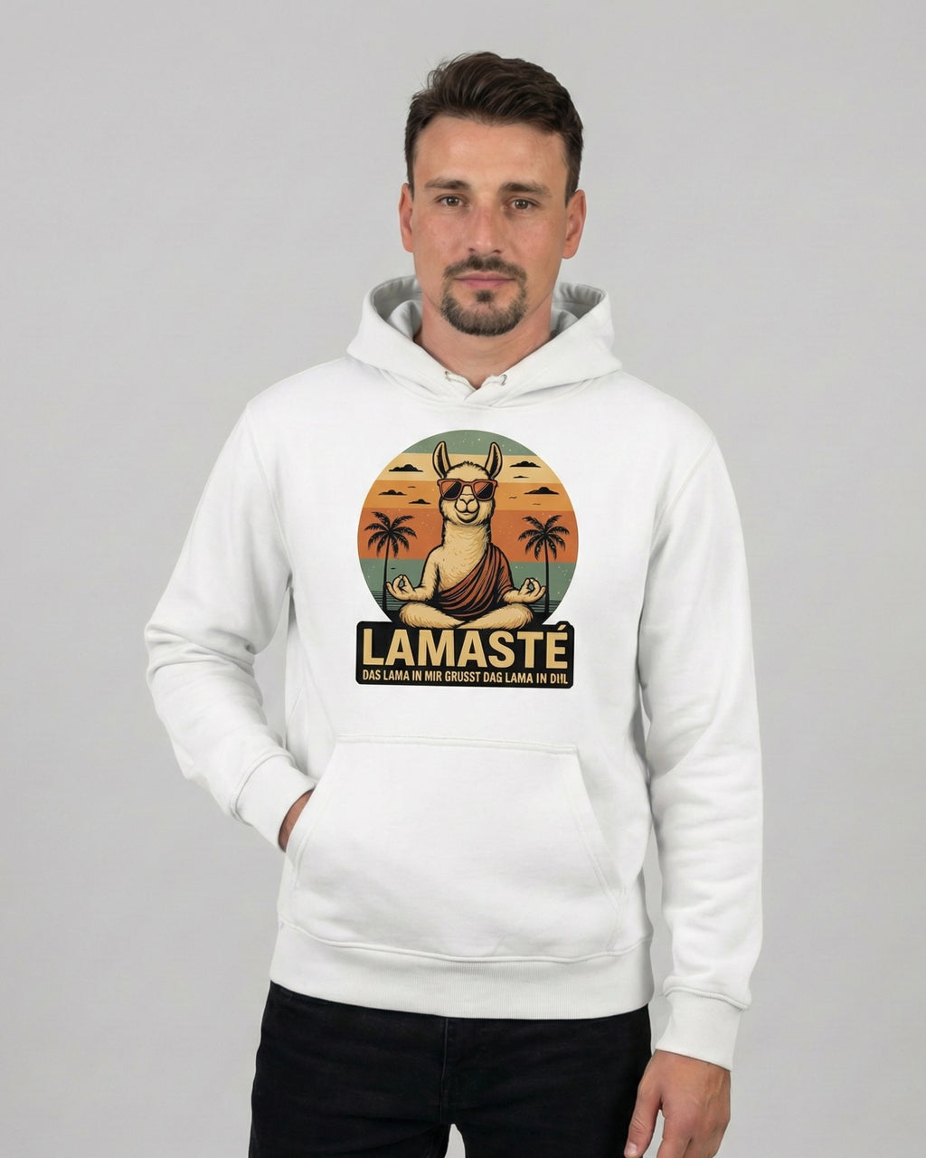 Lamaste Hoodie in Weiss, für Herren in Frontalansicht. entspannter Hoodie, Meditations Hoodie, Lamasté Spruch.