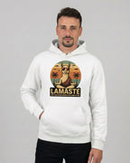 Lamaste Hoodie in Weiss, für Herren in Frontalansicht. entspannter Hoodie, Meditations Hoodie, Lamasté Spruch.
