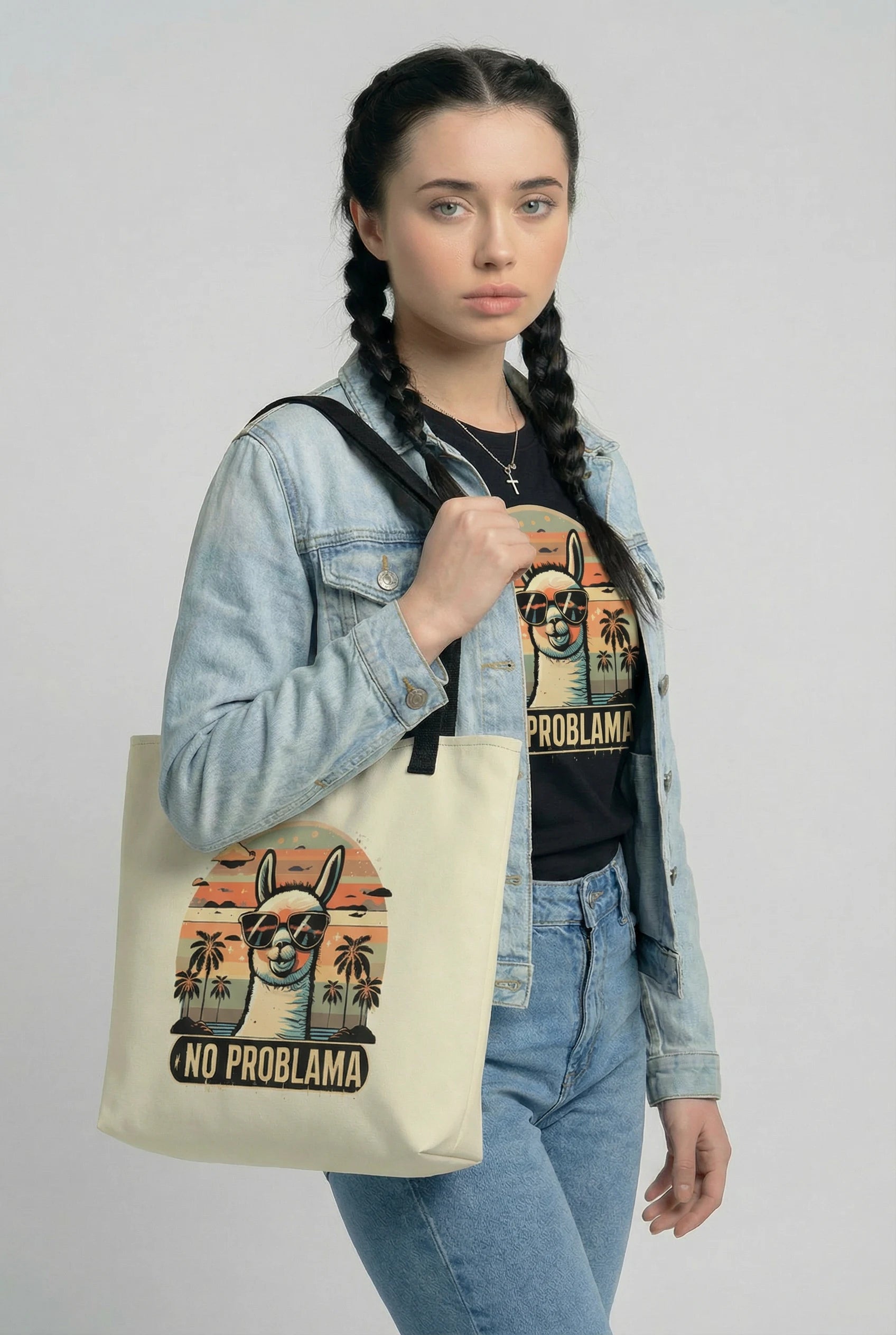 Frau trägt große No Problama Tasche für Uni und Arbeit mit passendem T-Shirt in Jeansjacke