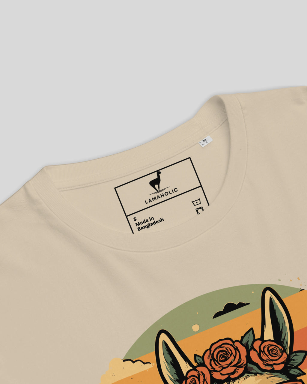 Lama Del Rey T-Shirt in Desert Dust Detailansicht Nackenlabel. Zeigt die hochwertige Verarbeitung und Bio-Qualität.