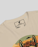 Lama Del Rey T-Shirt in Desert Dust Detailansicht Nackenlabel. Zeigt die hochwertige Verarbeitung und Bio-Qualität.