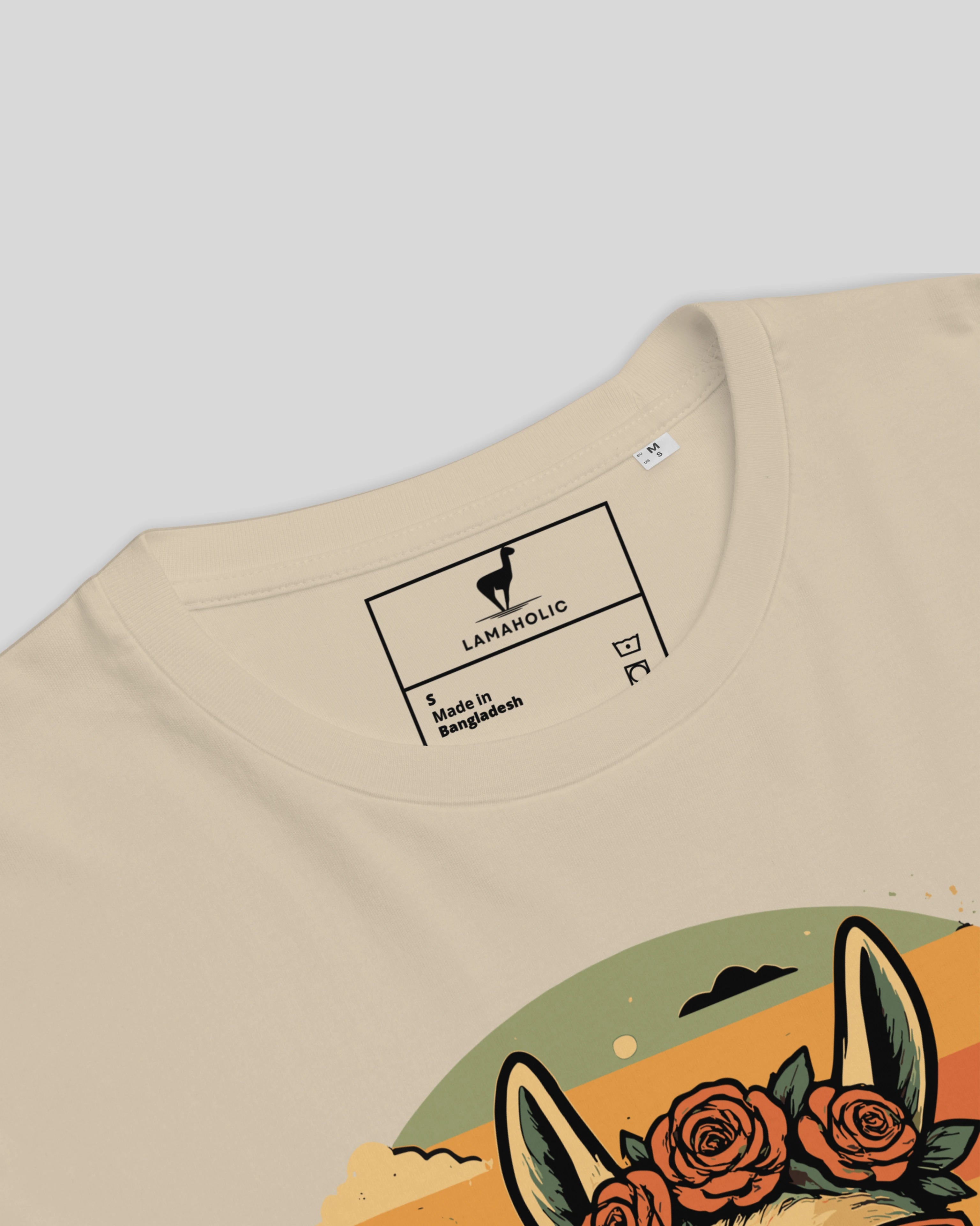 Lama Del Rey T-Shirt in Desert Dust Detailansicht Nackenlabel. Zeigt die hochwertige Verarbeitung und Bio-Qualität.