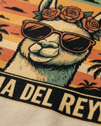 Lama Del Rey T-Shirt in Desert Dust Detailansicht Druck. Detailaufnahme des poetischen Lama-Motivs.