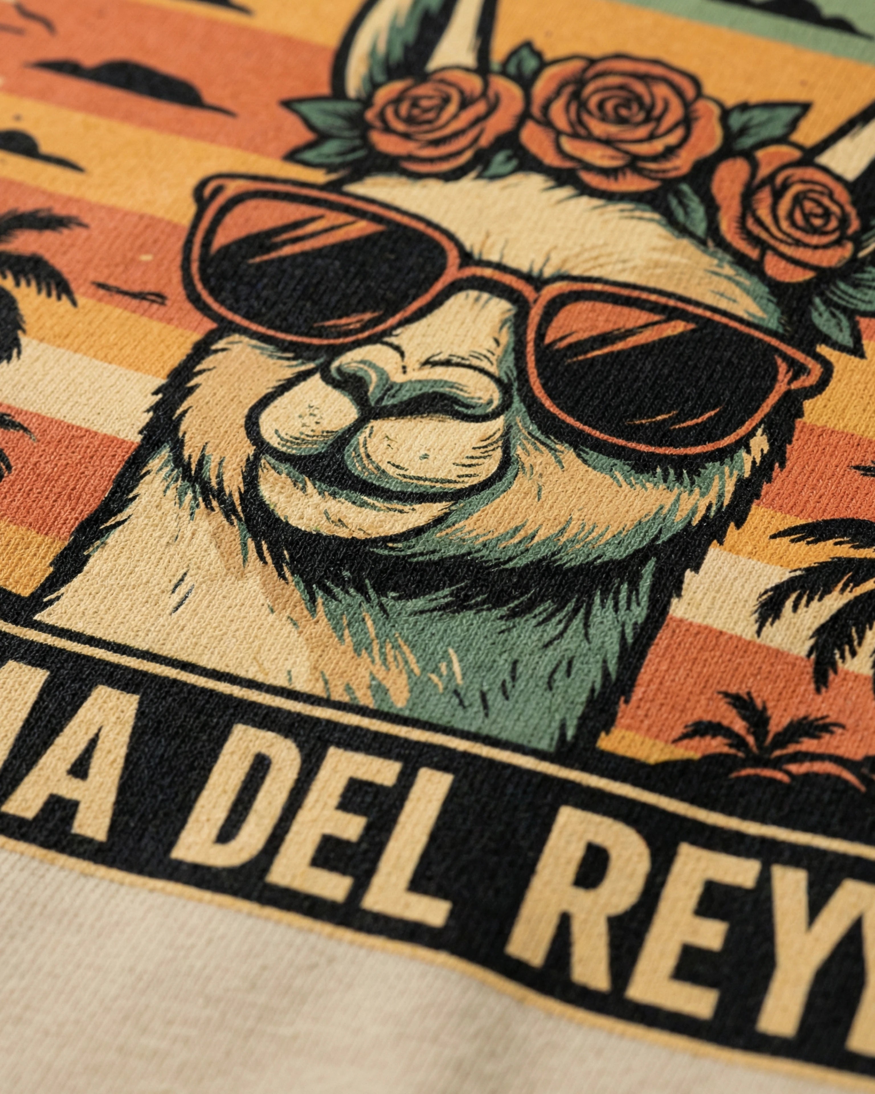 Lama Del Rey T-Shirt in Desert Dust Detailansicht Druck. Detailaufnahme des poetischen Lama-Motivs.