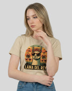 Lama Del Rey T-Shirt für Damen in Desert Dust Frontalansicht. Nachhaltiges T-Shirt mit lustigem Spruch, ideal als Geschenkidee.