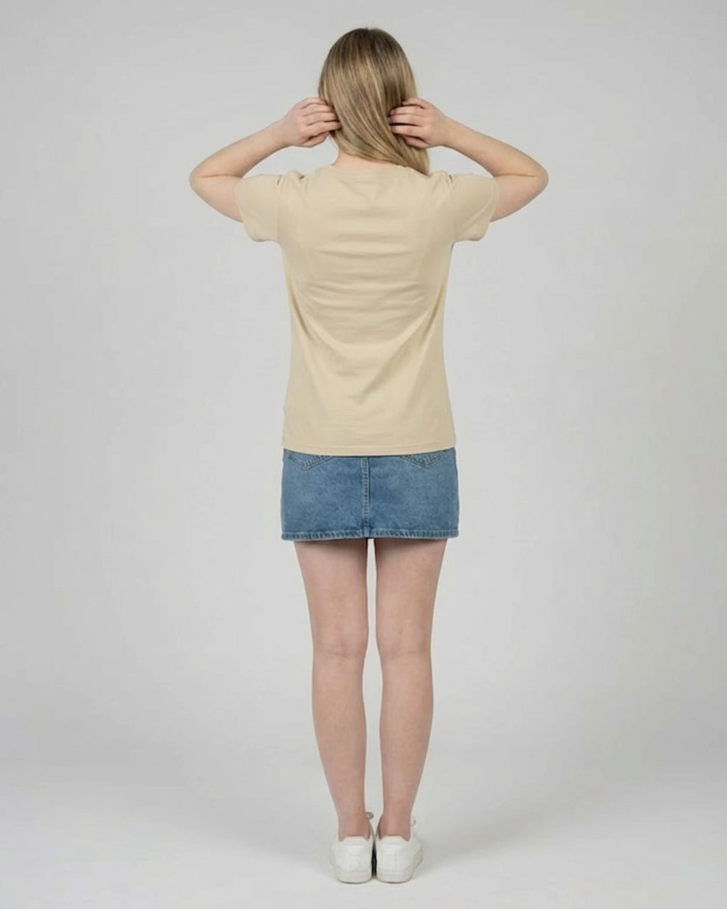 Lama Del Rey T-Shirt für Damen in Desert Dust Rückenansicht. Stylisches Statement-Shirt, vegan und umweltfreundlich produziert.