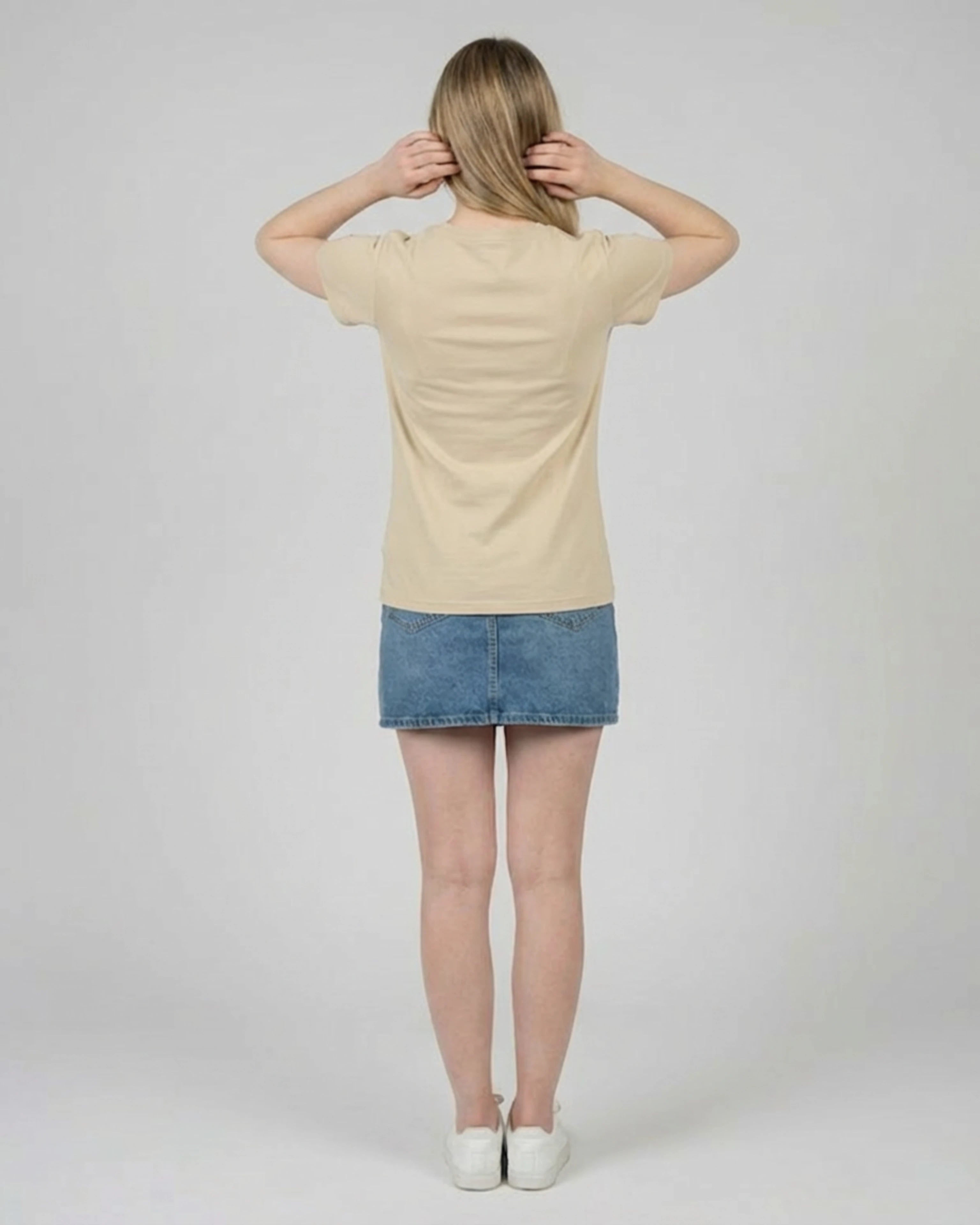 Lama Del Rey T-Shirt für Damen in Desert Dust Rückenansicht. Stylisches Statement-Shirt, vegan und umweltfreundlich produziert.