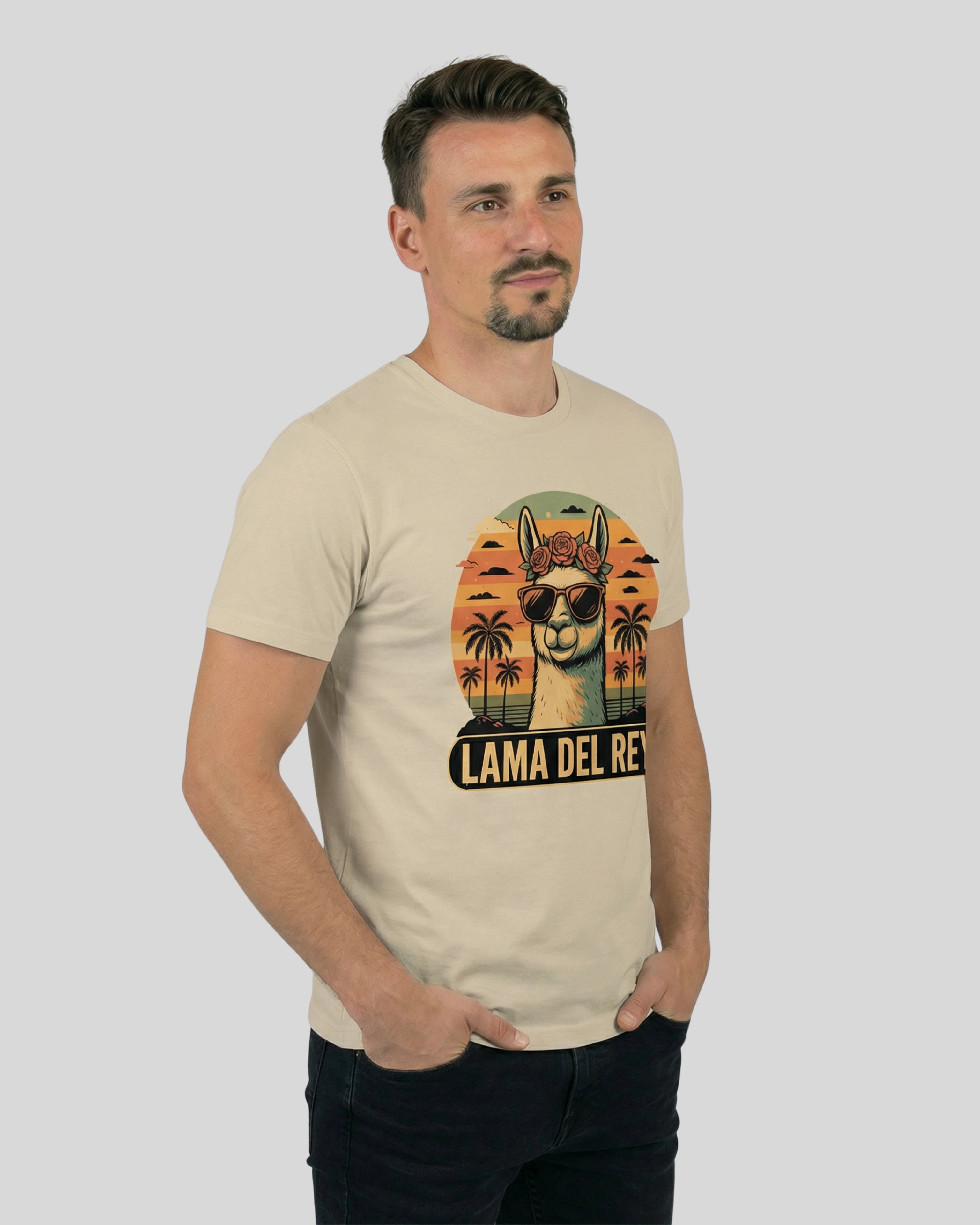 Lama Del Rey T-Shirt für Herren in Desert Dust Frontalansicht. Fair Fashion T-Shirt, bequem geschnitten und hochwertig bedruckt.