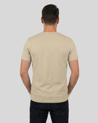 Lama Del Rey T-Shirt für Herren in Desert Dust Rückenansicht. Hochwertiges Bio-Baumwoll-Shirt mit perfekter Passform.