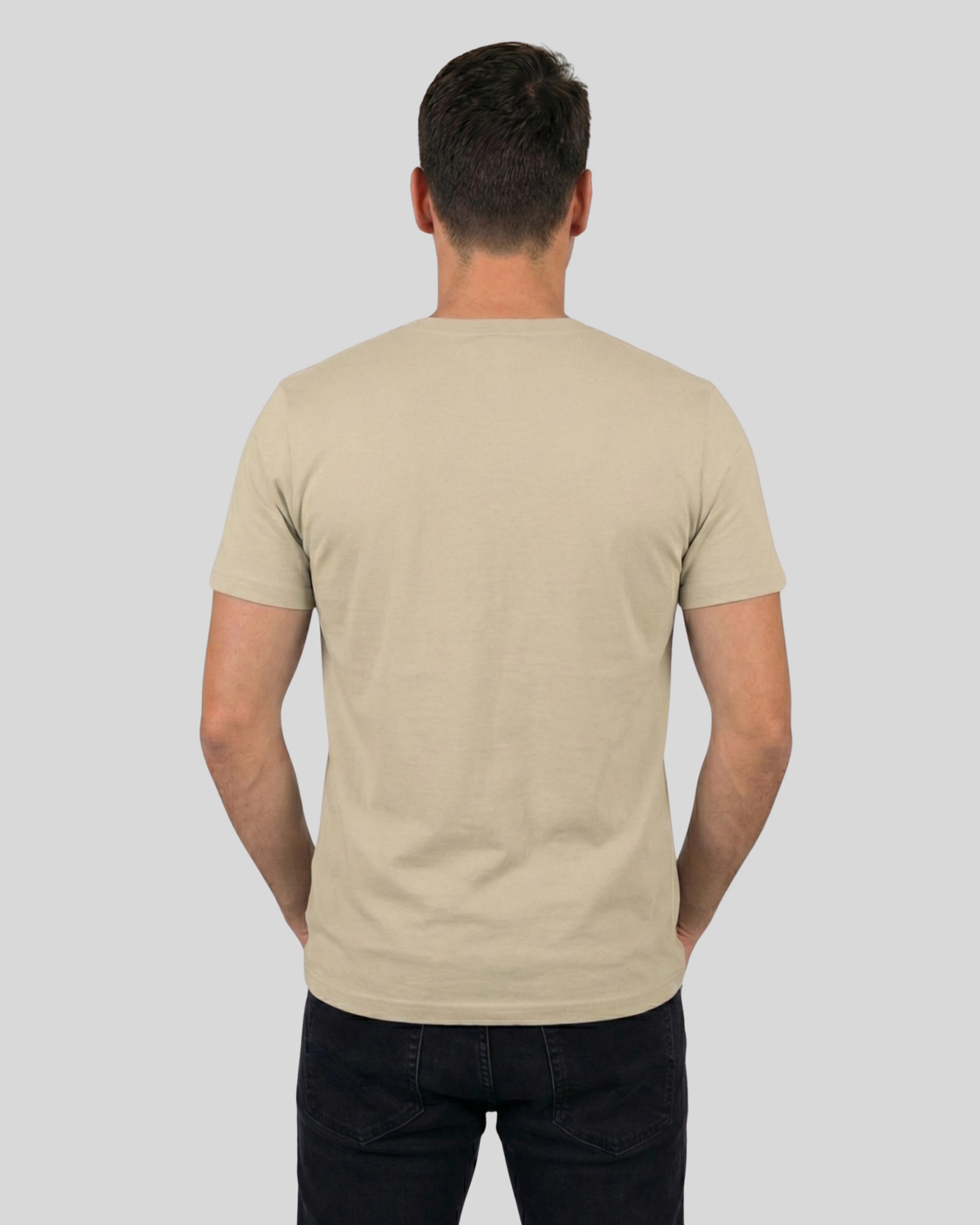 Lama Del Rey T-Shirt für Herren in Desert Dust Rückenansicht. Hochwertiges Bio-Baumwoll-Shirt mit perfekter Passform.