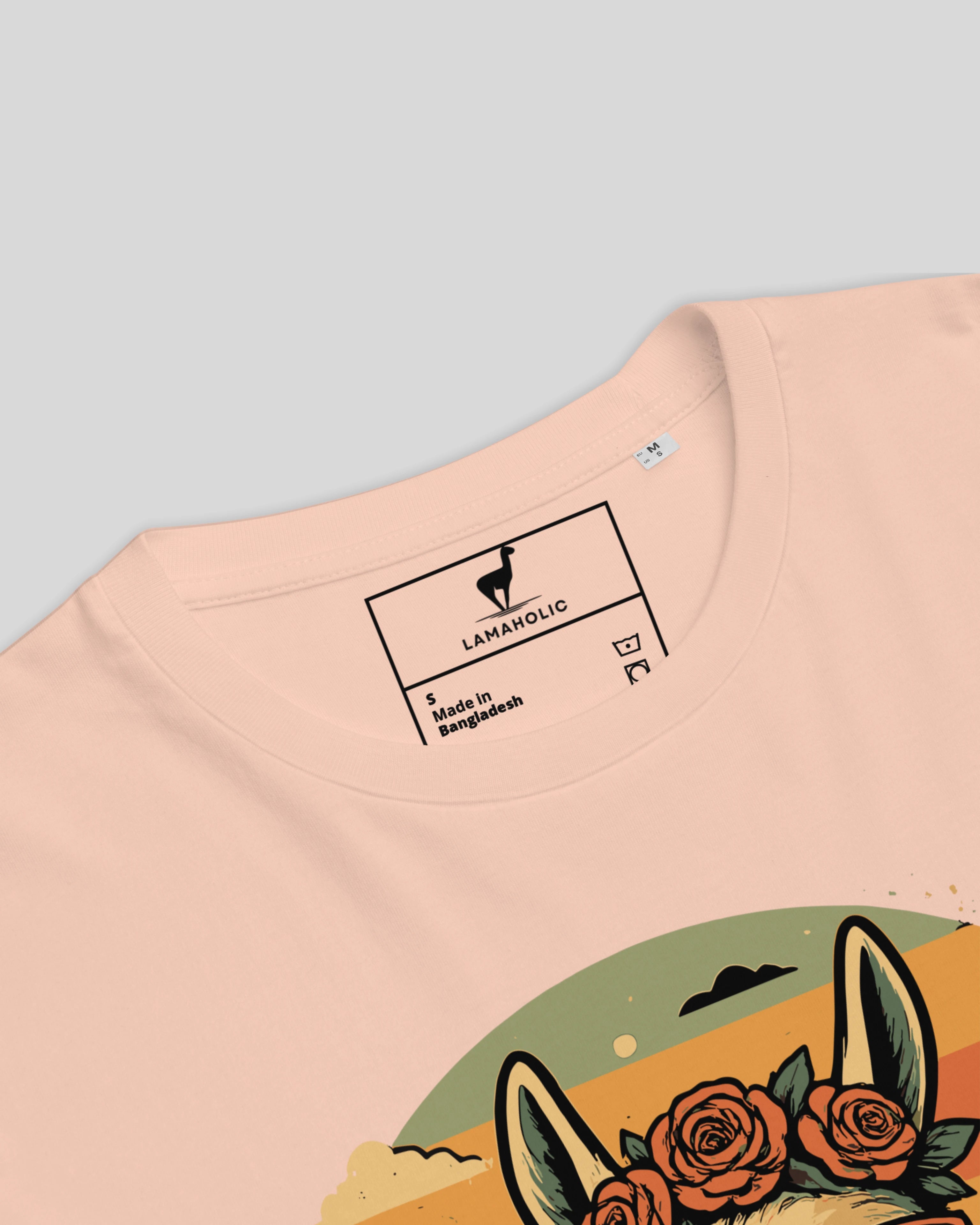 Lama Del Rey T-Shirt in Fraiche Peche Detailansicht Nackenlabel. Zeigt die hochwertige Verarbeitung und Bio-Qualität.