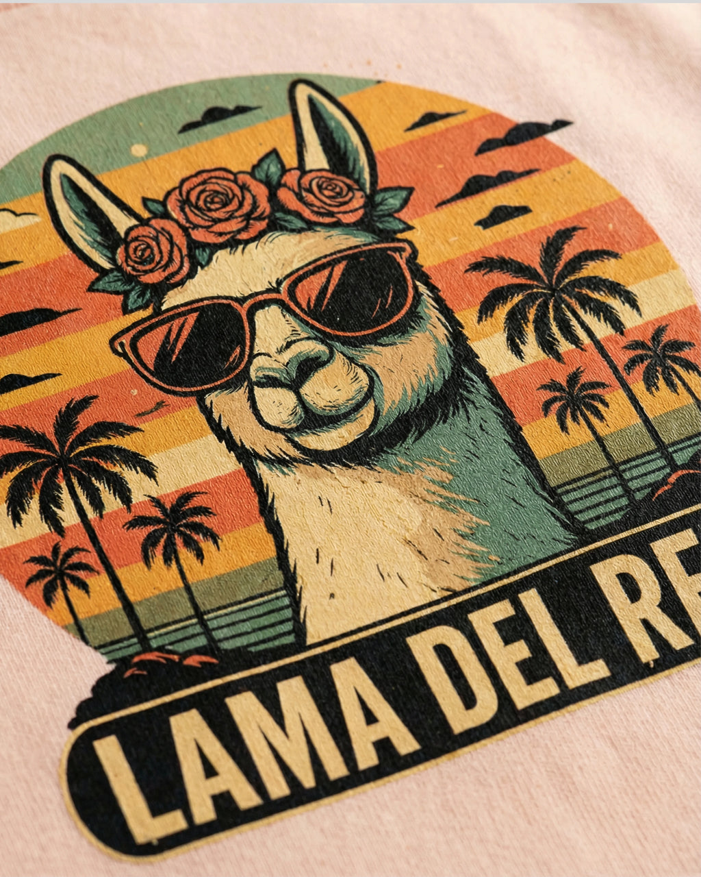 Lama Del Rey T-Shirt in Fraiche Peche Detailansicht Druck. Detailaufnahme des poetischen Lama-Motivs.