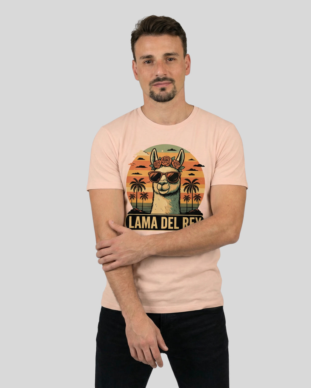 Lama Del Rey T-Shirt für Herren in Fraiche Peche Frontalansicht. Fair Fashion T-Shirt, bequem geschnitten und hochwertig bedruckt.