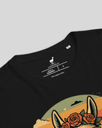 Lama Del Rey T-Shirt in Schwarz Detailansicht Nackenlabel. Zeigt die hochwertige Verarbeitung und Bio-Qualität.