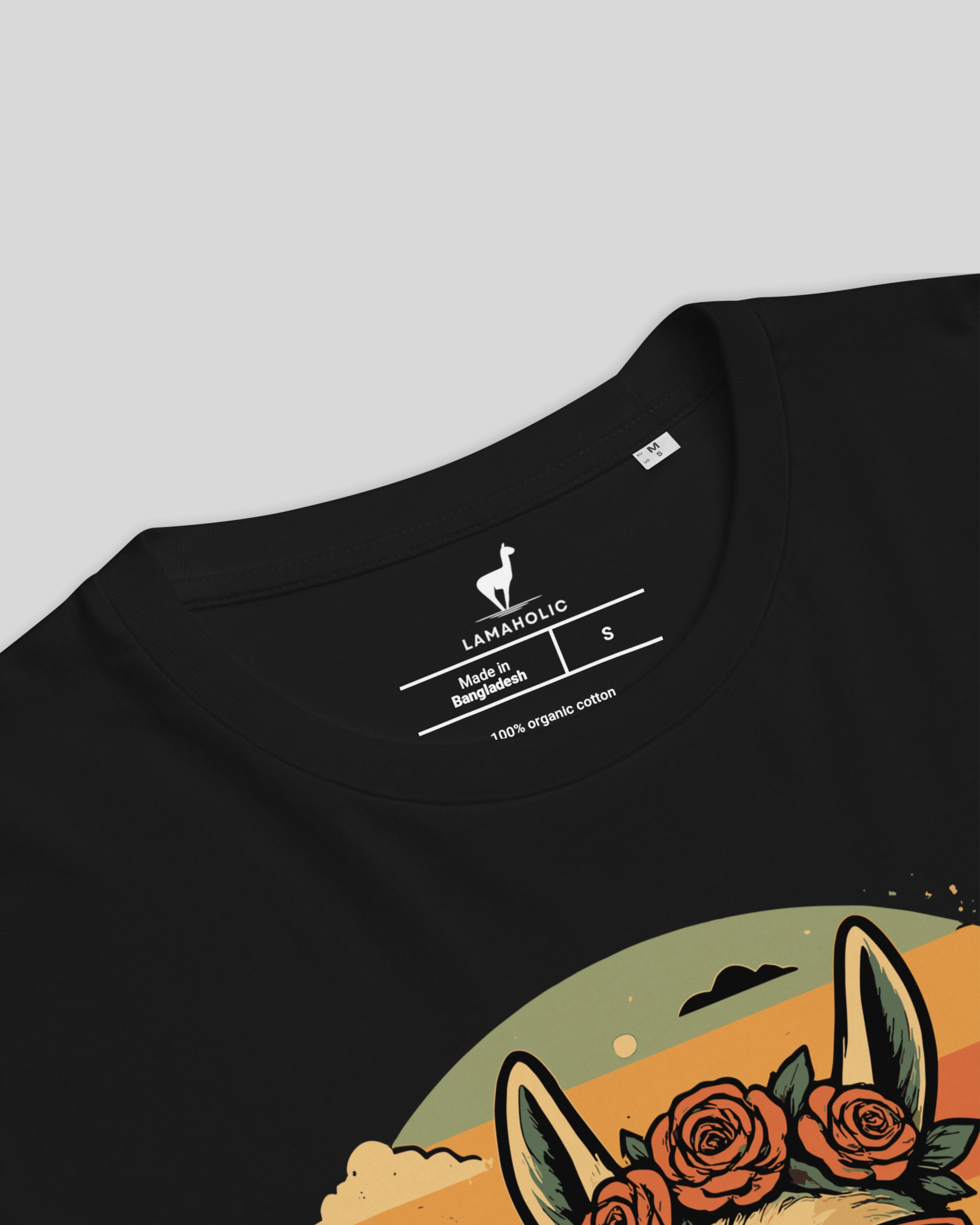 Lama Del Rey T-Shirt in Schwarz Detailansicht Nackenlabel. Zeigt die hochwertige Verarbeitung und Bio-Qualität.