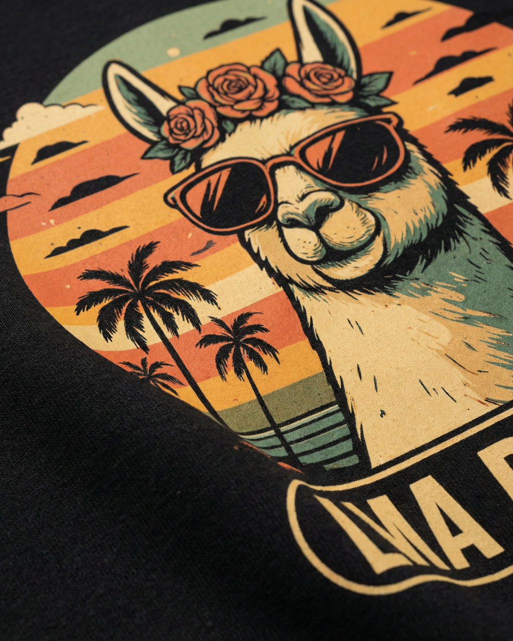 Lama Del Rey T-Shirt in Schwarz Detailansicht Druck. Detailaufnahme des poetischen Lama-Motivs.