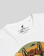 Lama Del Rey T-Shirt in Weiß Detailansicht Nackenlabel. Zeigt die hochwertige Verarbeitung und Bio-Qualität.