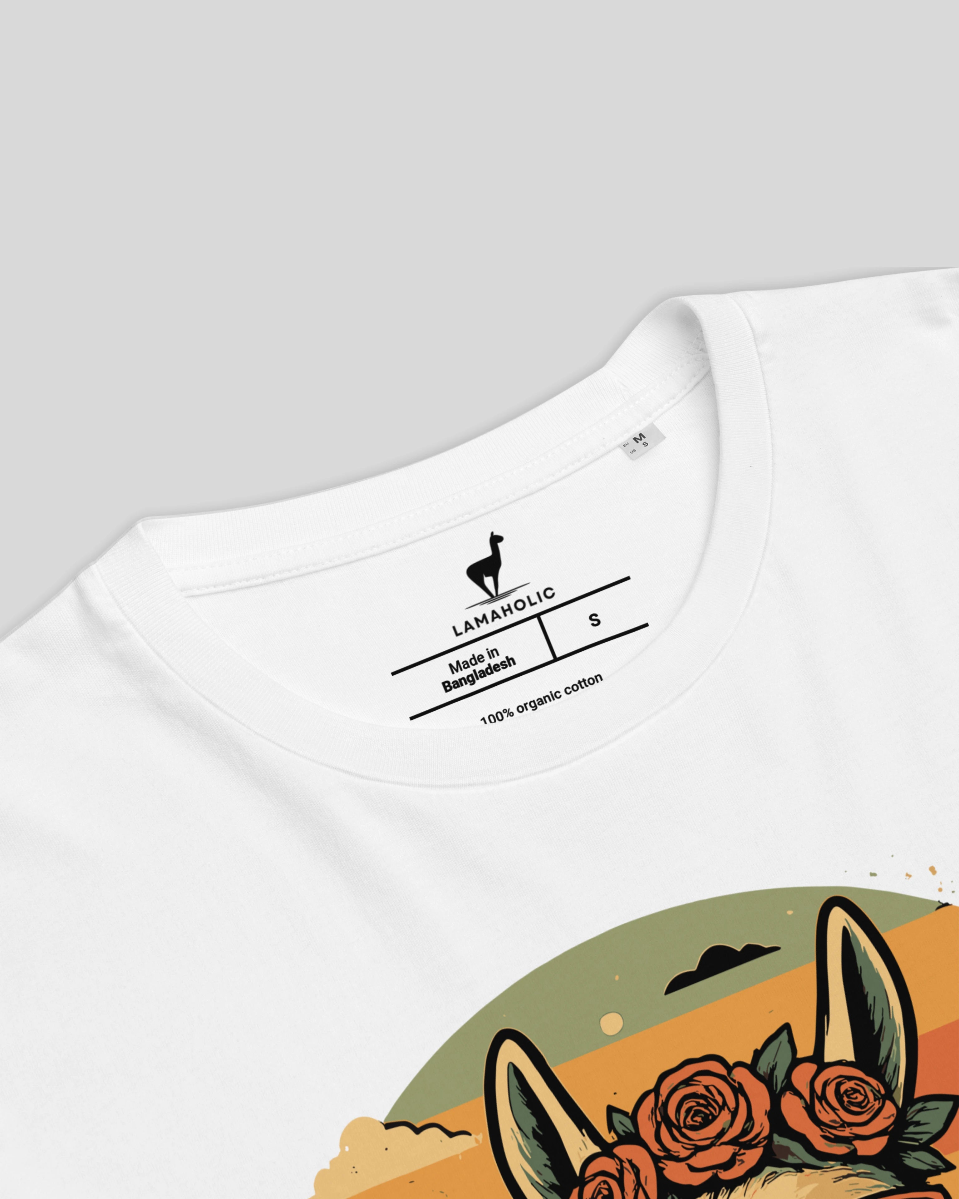 Lama Del Rey T-Shirt in Weiß Detailansicht Nackenlabel. Zeigt die hochwertige Verarbeitung und Bio-Qualität.