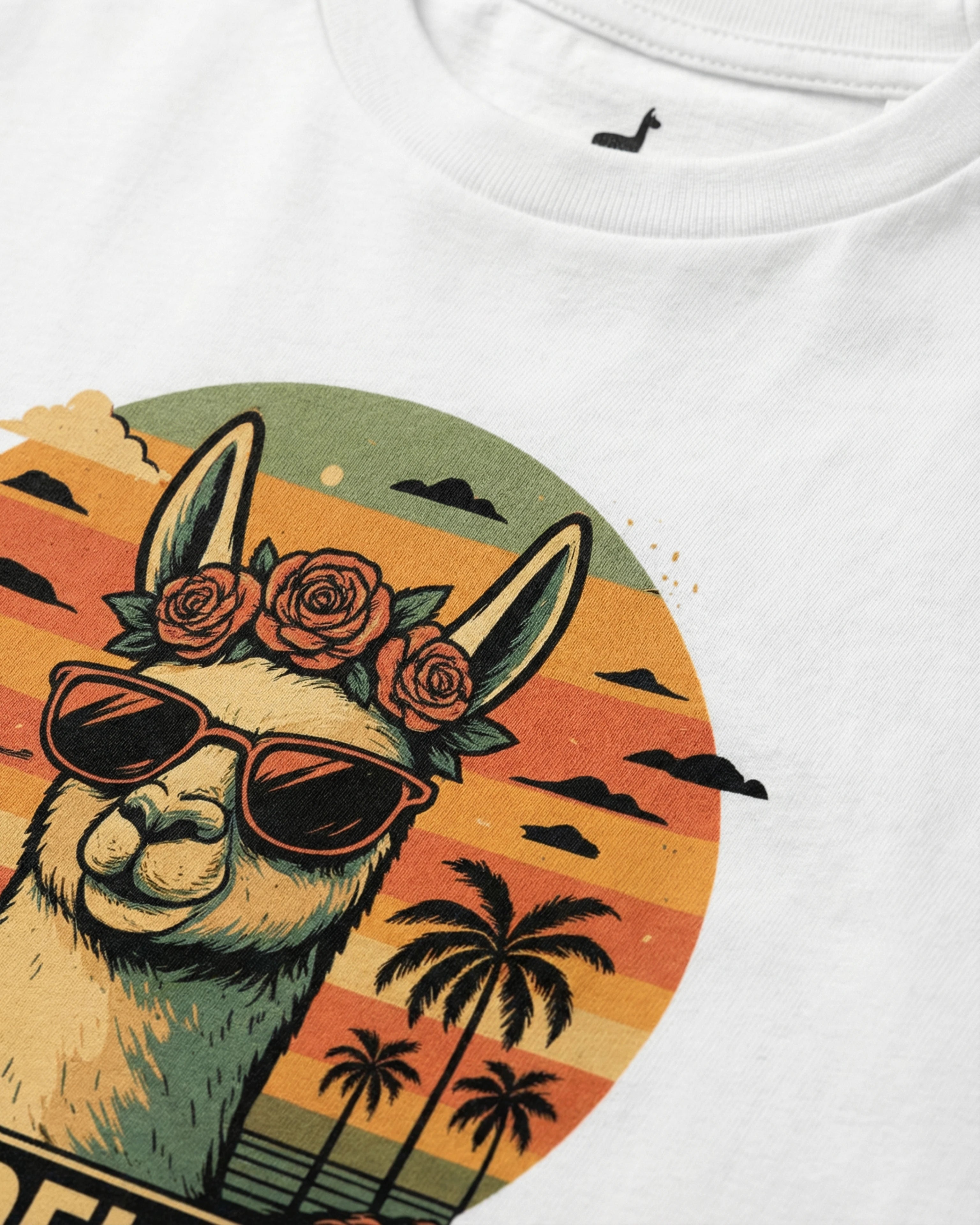 Lama Del Rey T-Shirt in Weiß Detailansicht Druck. Detailaufnahme des poetischen Lama-Motivs.