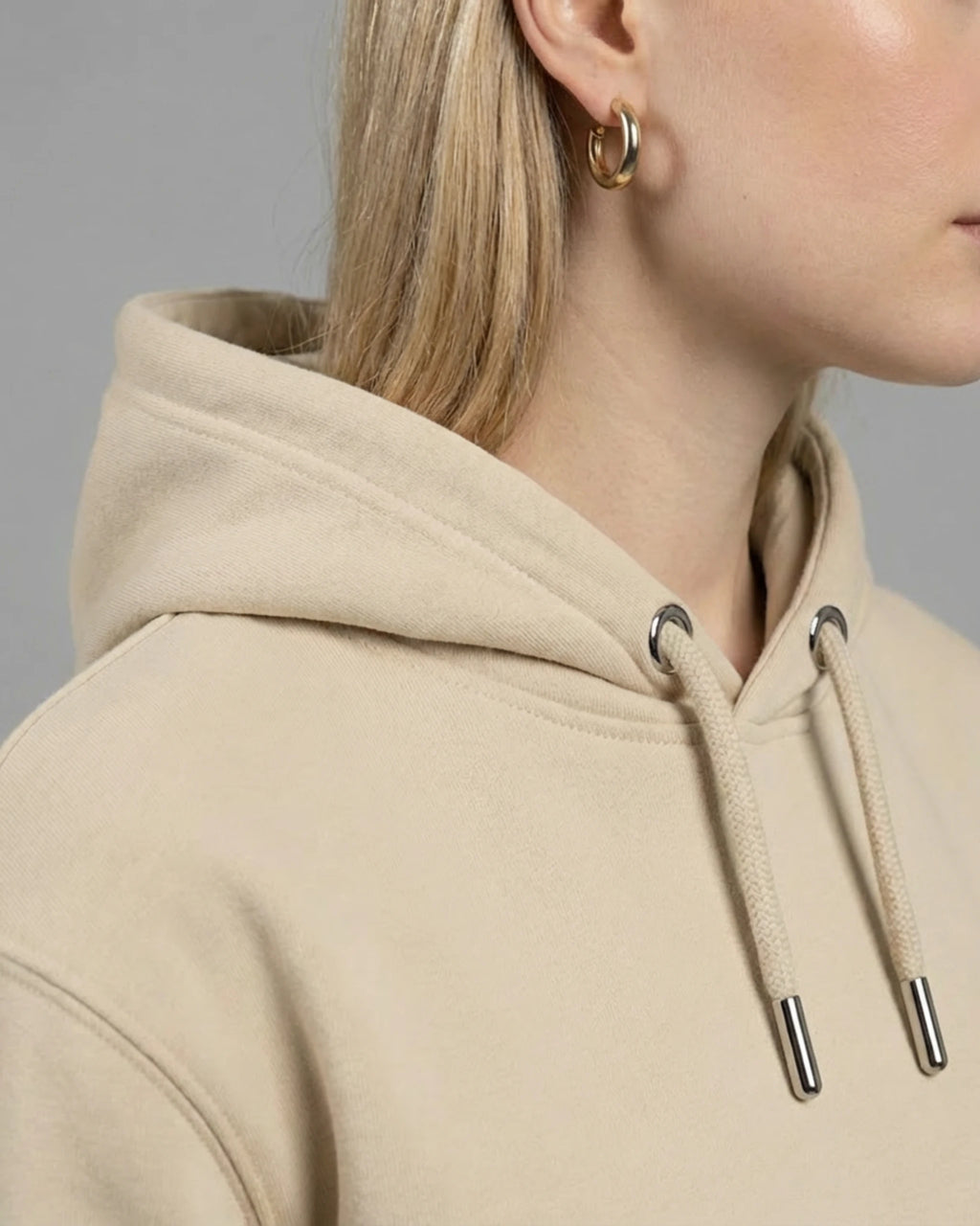 Lama Del Rey Hoodie in Beige Desert Dust - Detailansicht der Kapuze - Festival Outfit