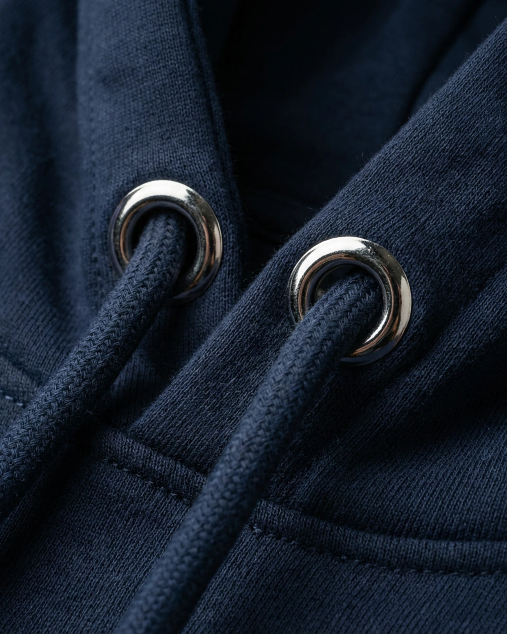 Lama Del Rey Hoodie in Dunkelblau French Navy - Detailaufnahme vom Stoff - Premium Qualität
