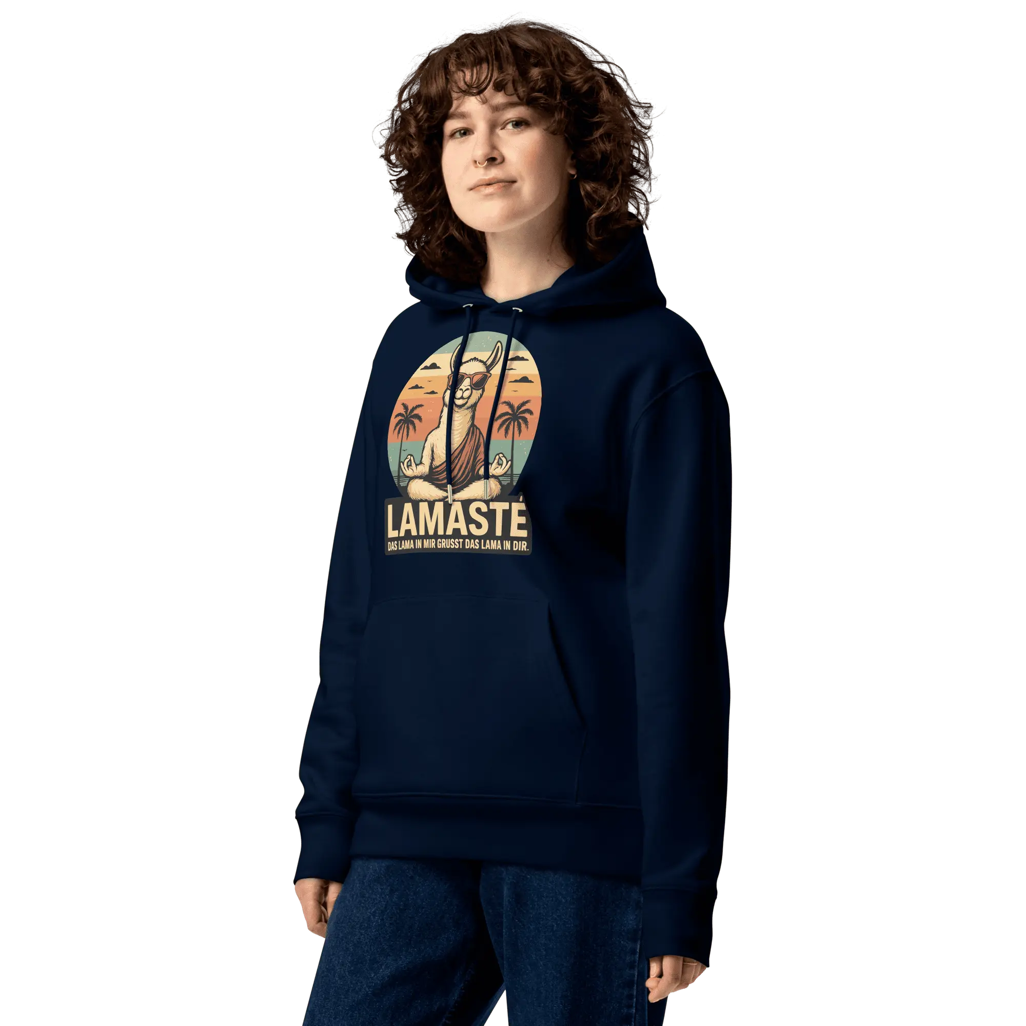 Nahaufnahme des Lamasté Hoodies in French Navy an einem weiblichen Model.