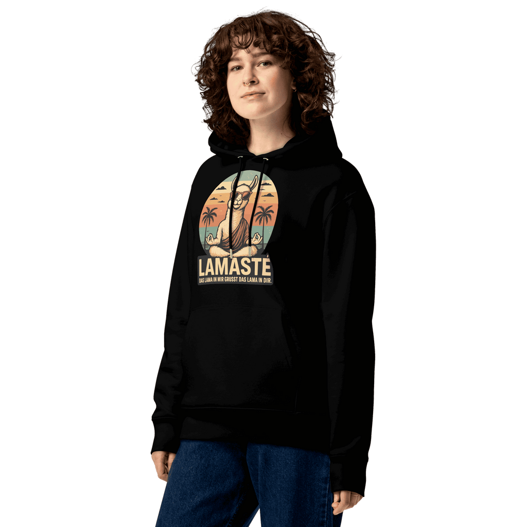 Nahaufnahme des Lamasté Hoodies in Schwarz an einem weiblichen Model.