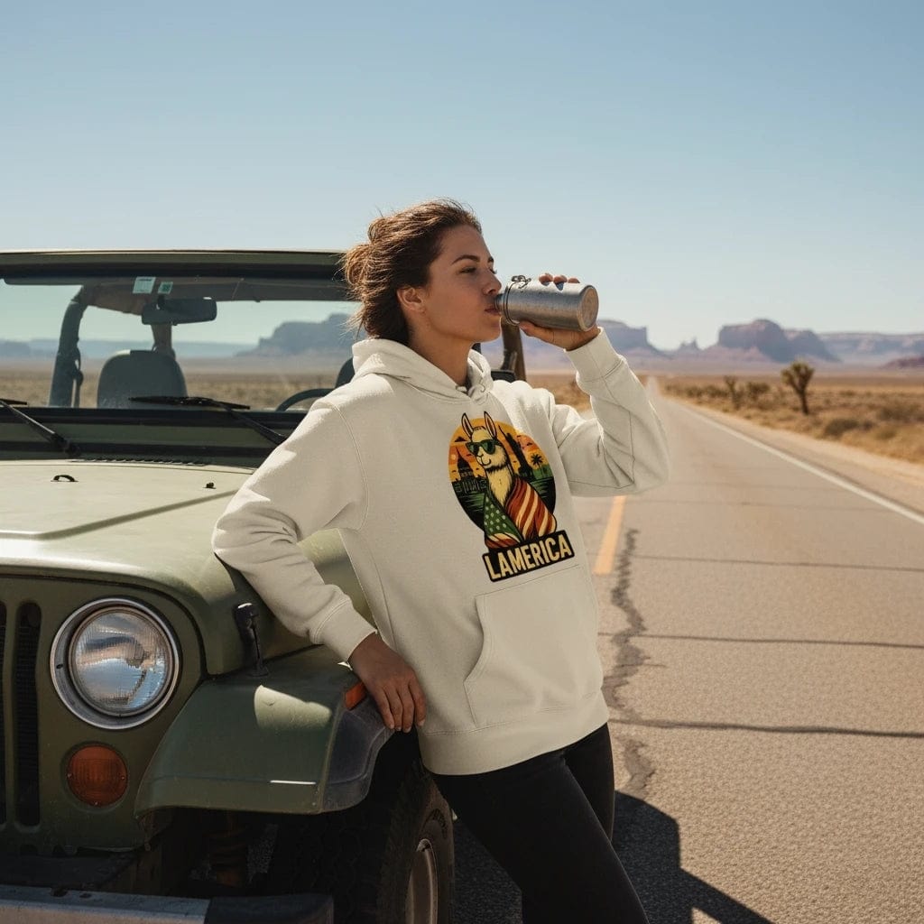 Eine Frau macht eine Pause auf ihrem Roadtrip durch die Wüste und trägt den weißen Lamerica Hoodie als Symbol für Freiheit und Abenteuer.