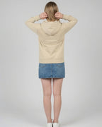 Rückansicht des "No Problama" Hoodies für Damen in Desert Dust, zeigt den cleanen Rücken und die Passform.
