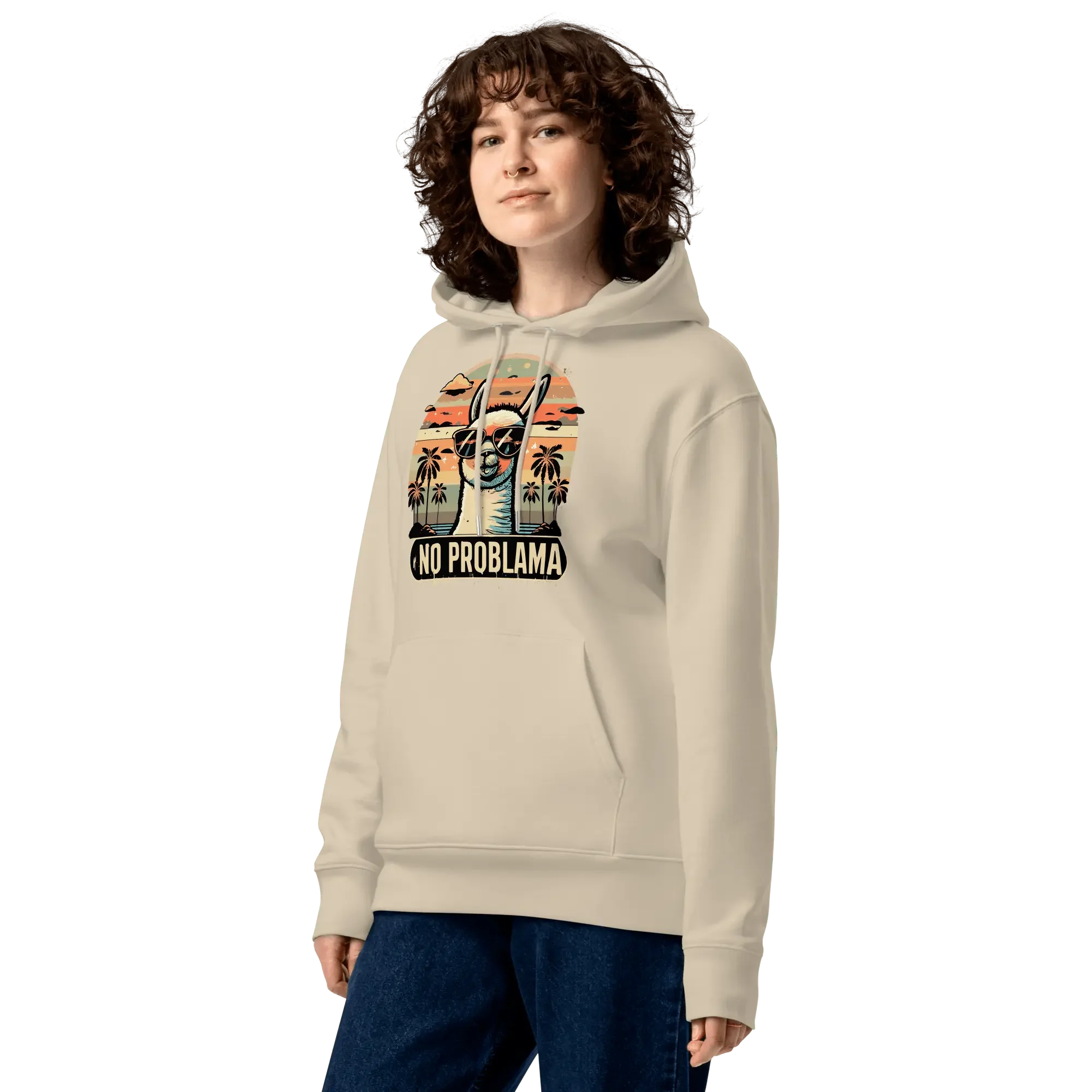 Nahaufnahme des No Problama Hoodies in Desert Dust an einem weiblichen Model.