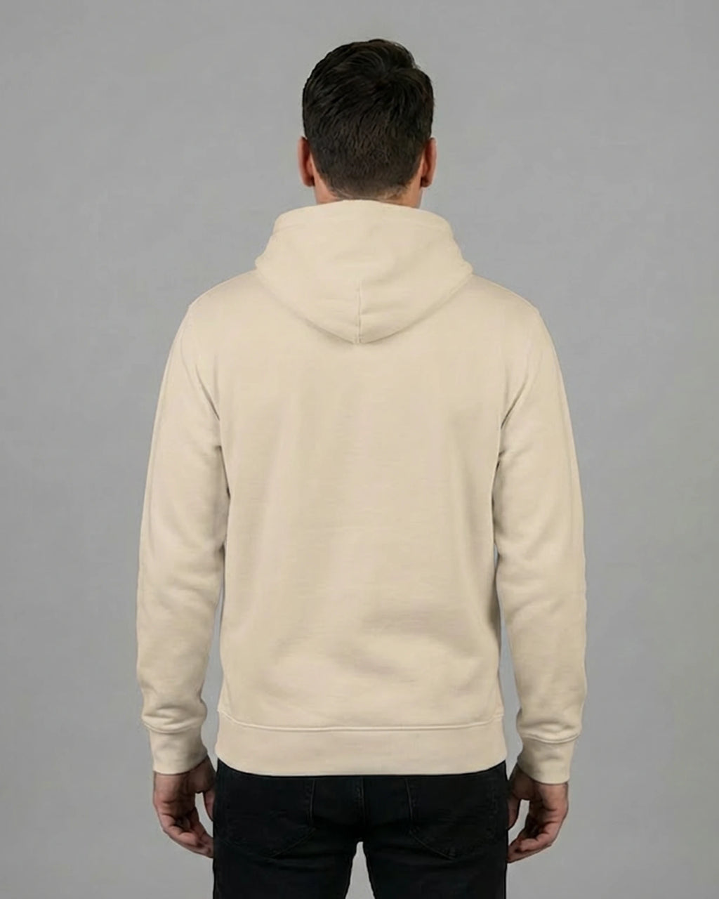 Rückansicht des "No Problama" Hoodies für Herren in Desert Dust aus nachhaltiger Bio-Baumwolle.