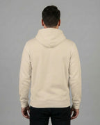 Rückansicht des "No Problama" Hoodies für Herren in Desert Dust aus nachhaltiger Bio-Baumwolle.