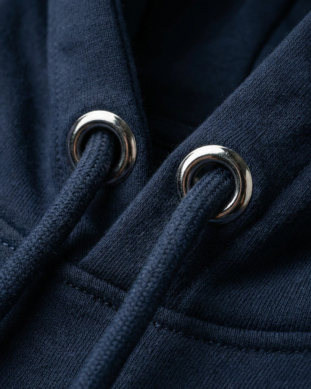 Detailaufnahme der hochwertigen Kordeln mit Metallenden am "No Problama" Hoodie in French Navy.